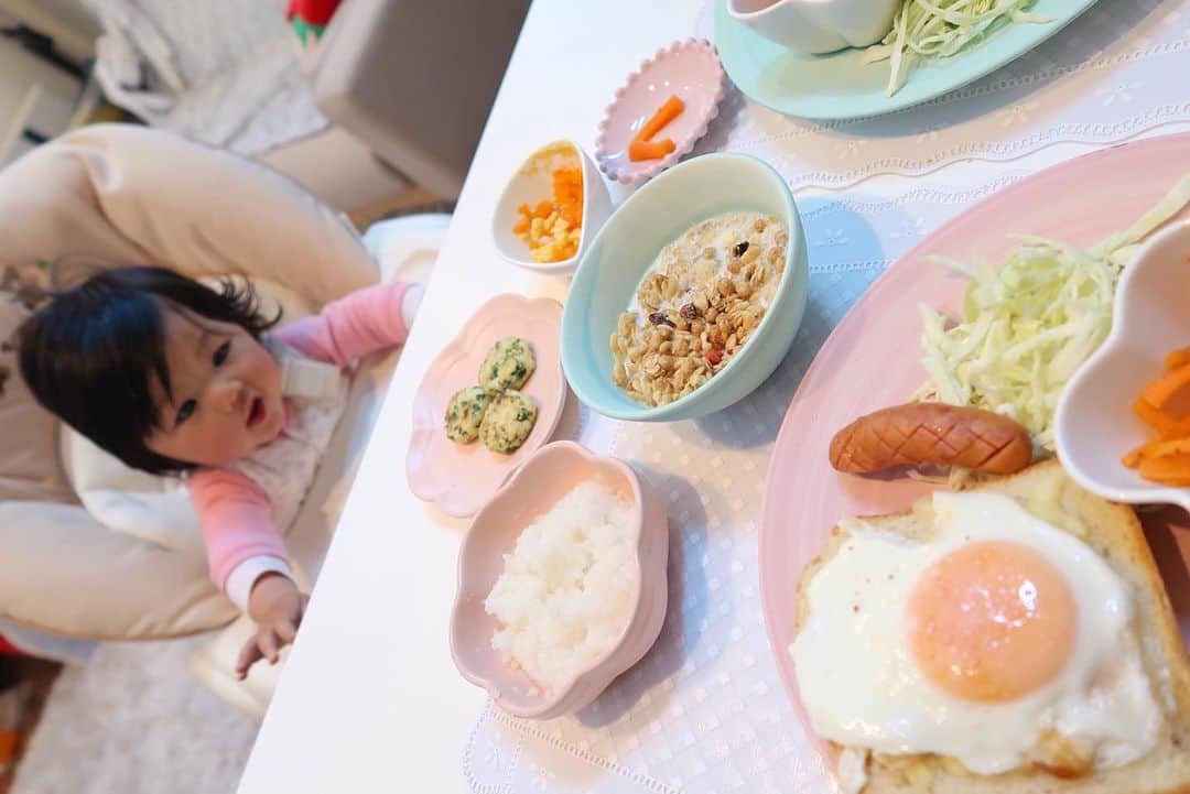 杉岡沙絵子さんのインスタグラム写真 - (杉岡沙絵子Instagram)「今朝のひょっこり👶 ・ ・ #前のめり#早く食べたい #パジャマつんつるてん#ちょうどいい七分袖」4月29日 10時27分 - saeko_sugioka