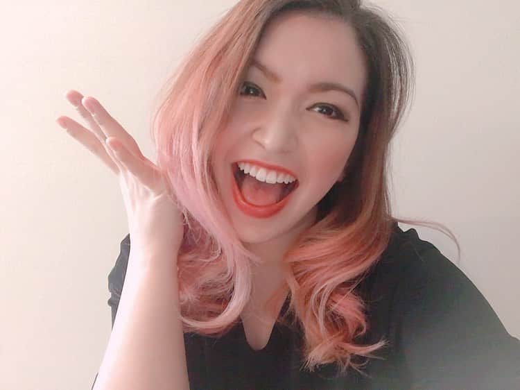 ダンドイ舞莉花のインスタグラム：「今日はね、  とある企画の収録をおうちでやってたので、久しぶりにちゃんとメイクして髪も巻いちゃったりして。💄 というわけで自撮りしちゃうよね😏  お楽しみにーーー！！！💕 #おうち時間 #stayhome  #この手はなんだ #基本顔芸 #stayhomestaysafe #sing #pinkhair #pinkombre #whatswithmyhand」