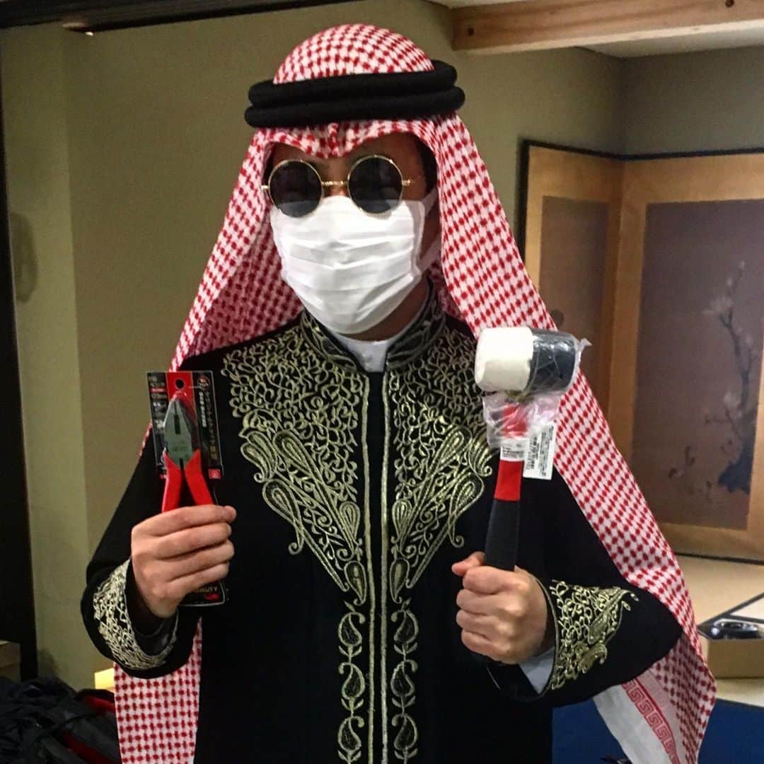鷹鳥屋明のインスタグラム：「دعونا طهي"الكريم كراميل" اليوم! !!🍽🥣🧂⛏🔨🍮」