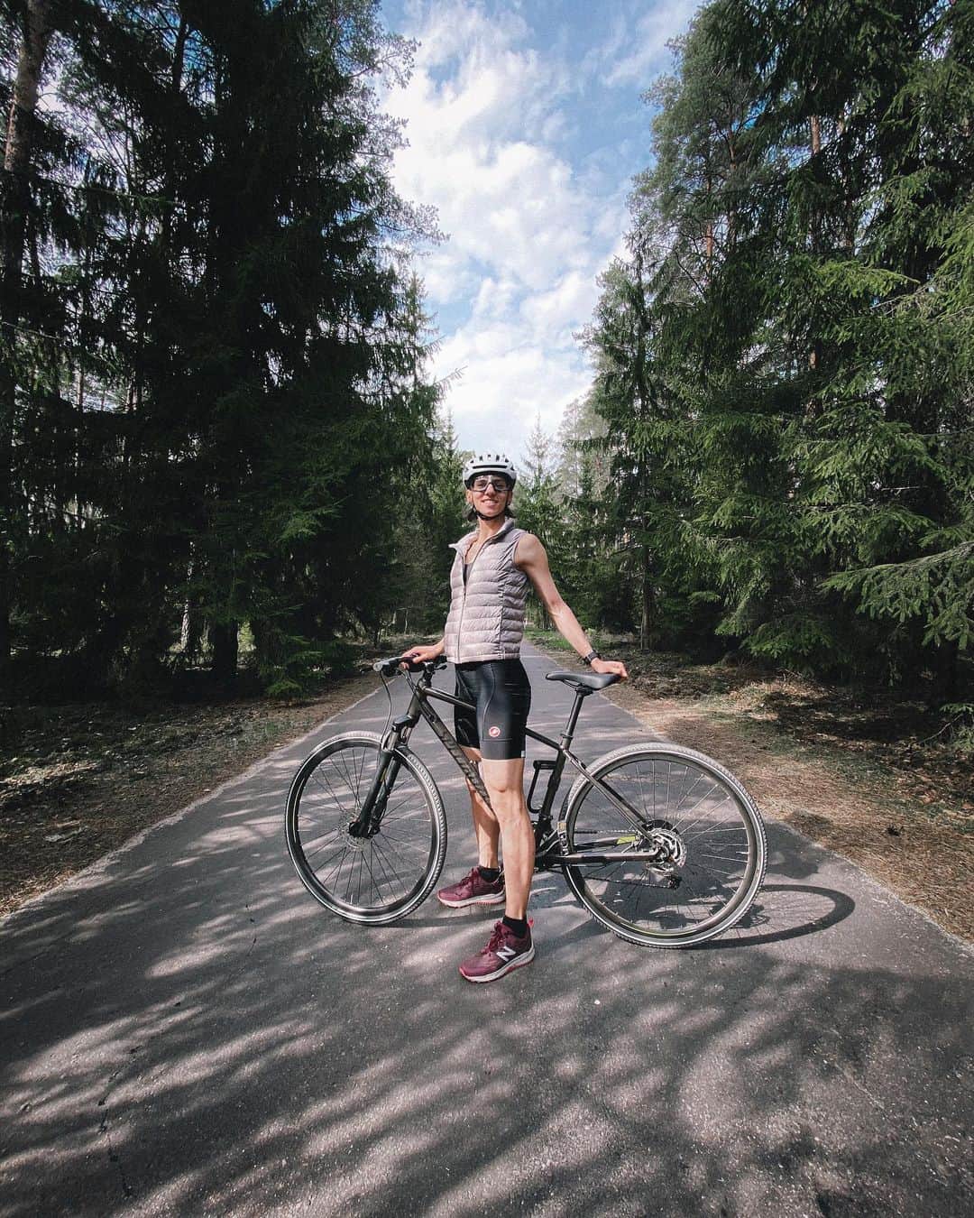 アンナ・キールバシンスカさんのインスタグラム写真 - (アンナ・キールバシンスカInstagram)「To mój pierwszy rower od czasów komunii, kiedy to 2 lata później ktoś go pożyczył z ogródka 😒😅」4月29日 2時05分 - annakielbasinska