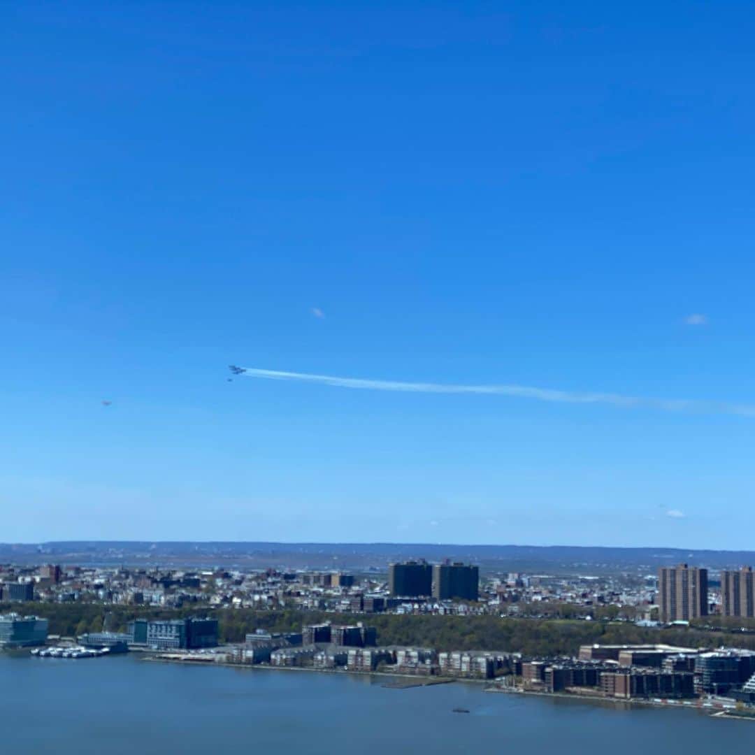 和央ようかさんのインスタグラム写真 - (和央ようかInstagram)「Blue Angels and Thunderbirds flew over NY🍎and NJ to salute first responders ✈️😎👍🙏 So impressed🥺 Video by Takako😘 今日午後12時から12時40分まで、ネイビーのブルーエンジェル とエアーフォースのサンダーバードがコロナウィルスにおける最前線で働いていて下さる方々に敬意を込めて、航空ショーを🙏👍😎速い！美しい！カッコいい！家の中からビデオ撮りながら感動して泣けてきた🥺🙏 みんな頑張ってるよね👍がんばらずにがんばろ👍😘❤️ #takakonystylin🍎 #lifestyle #nylife #nyc🍎#nylife #flyover #blueangels #thunderbirds #airshow #soimpressed #nytough #i❤️ny #航空ショー #stayhome#yokawao #和央ようか」4月29日 2時12分 - yokawao0215