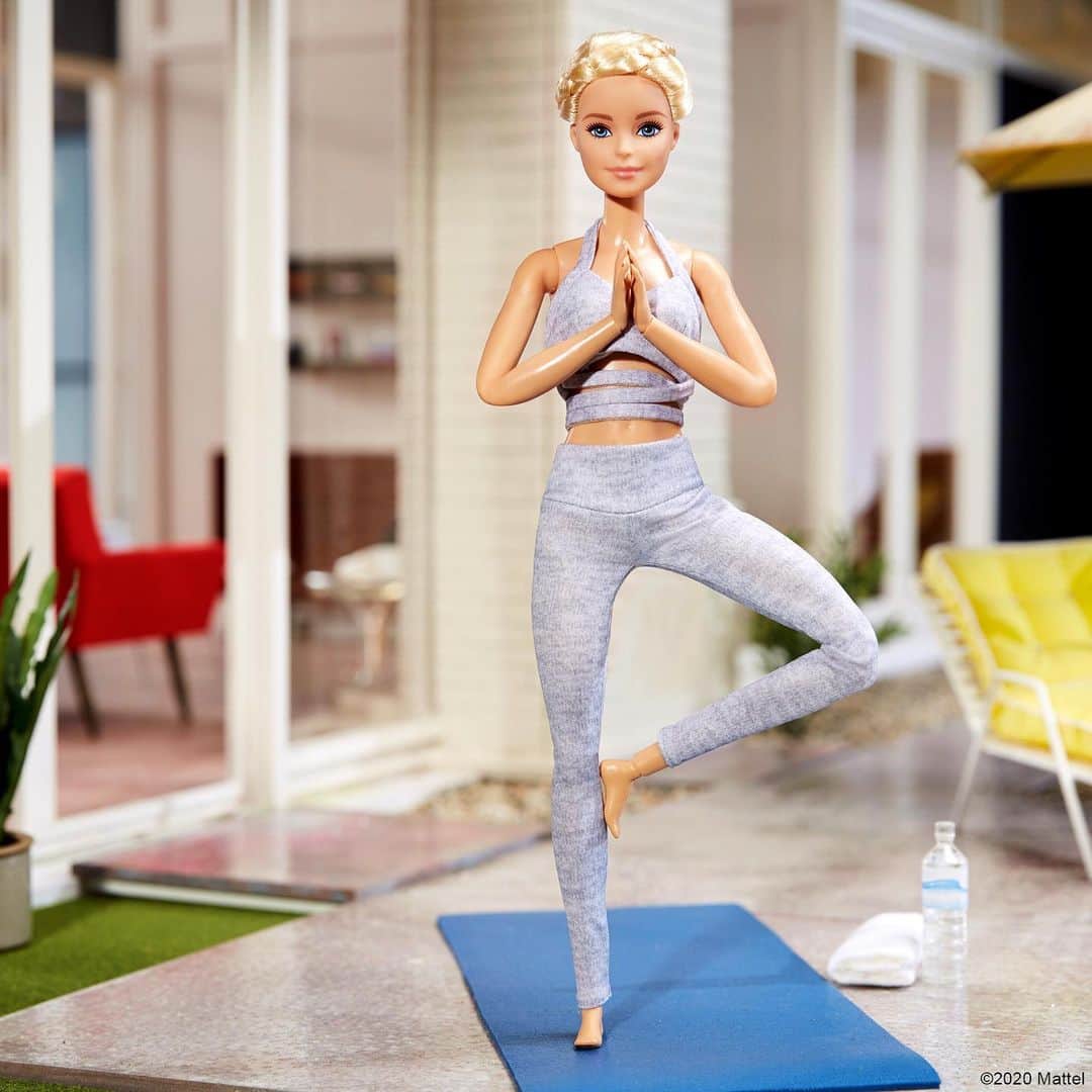 バービーさんのインスタグラム写真 - (バービーInstagram)「Namaste home and stream my workout. 💙 #barbie #barbiestyle⁠」4月29日 2時33分 - barbiestyle