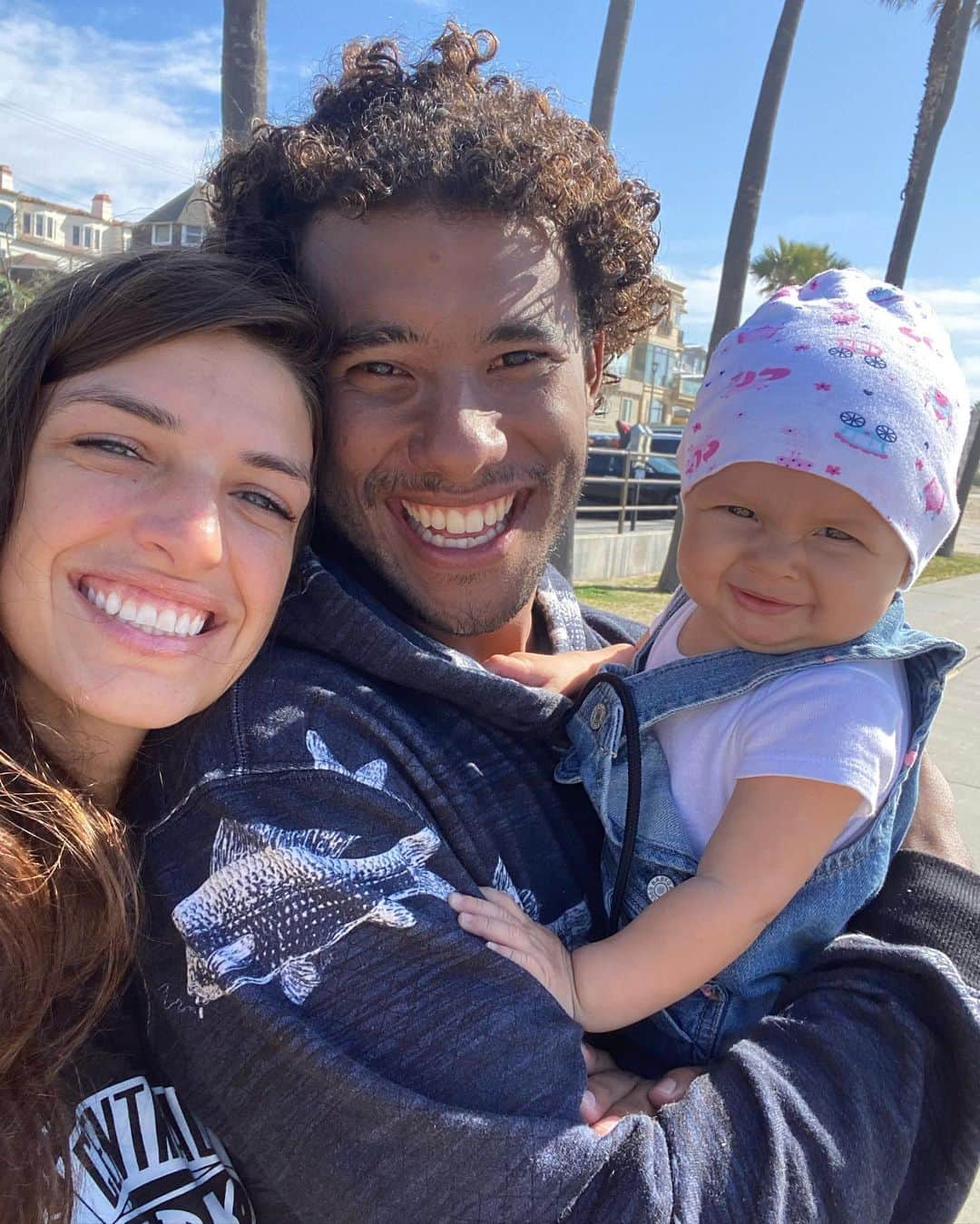 マッケンジー・ダーンのインスタグラム：「O Sorriso mais lindo, a vibe mais positiva, um homem simples, humilde, batalhador e um pouco doido! Haha É o seu dia Bebe! Obrigada por ser esse marido e pai maravilhoso! Desejo que seu ano seja com muitassss risadas, histórias para contar, aprendizados, e benções! Vamos comemorar muitoooo!! Te amo Muitao!」