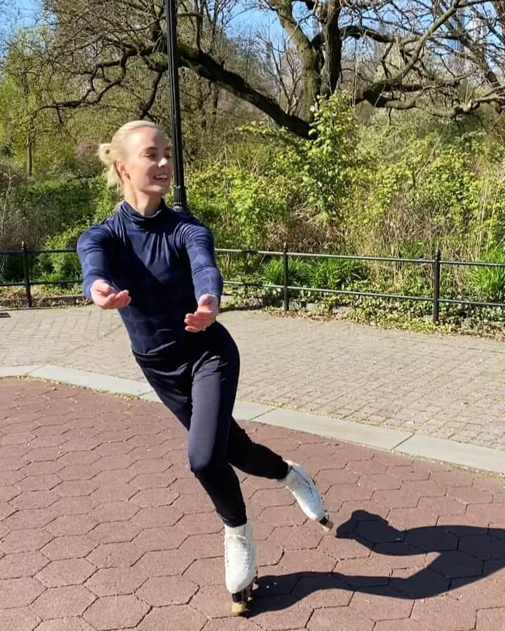 キーラ・コルピのインスタグラム：「Found an empty space to try my roller skates this morning at the park. There was a man sleeping on the bench behind me, a man playing saxophone in the distance and a dog “singing” along to the music... 🥰 Can’t say I feel as graceful off the ice than on the ice, but it was a lot of fun😅🍃🍃 Thanks for filming @arthurborges♥️」