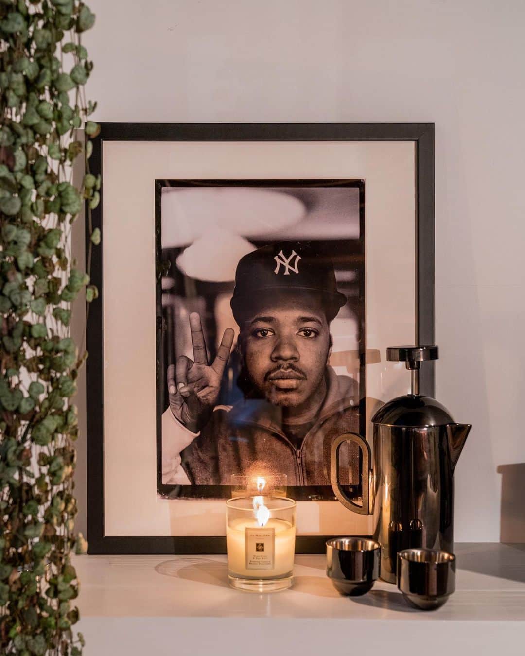 MR PORTERのインスタグラム：「Forget Houseparty. Tonight we are putting away our phones and lighting a candle 🕯️#MRPORTERathome @jomalonelondon @soniceditions」