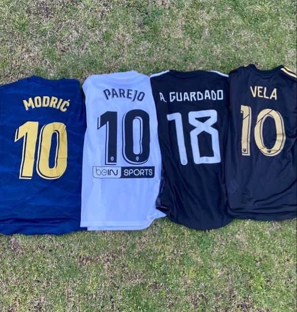 セルヒオ・カナレスさんのインスタグラム写真 - (セルヒオ・カナレスInstagram)「Guardo todas las camisetas con mucho cariño... Estas me gustan mucho. Que os parecen? ⚽️😍」4月29日 2時59分 - sergiocanalesoficial