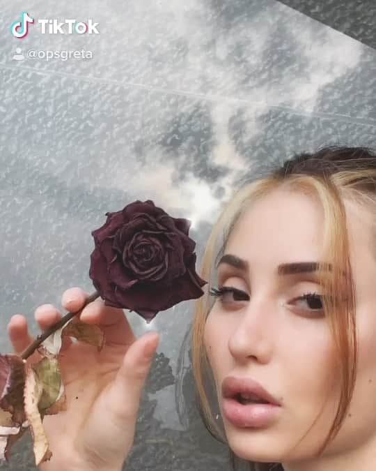 のインスタグラム：「It's getting hard to be someone but it all works out 🥀 、una canzone che ti fa viaggiare?」