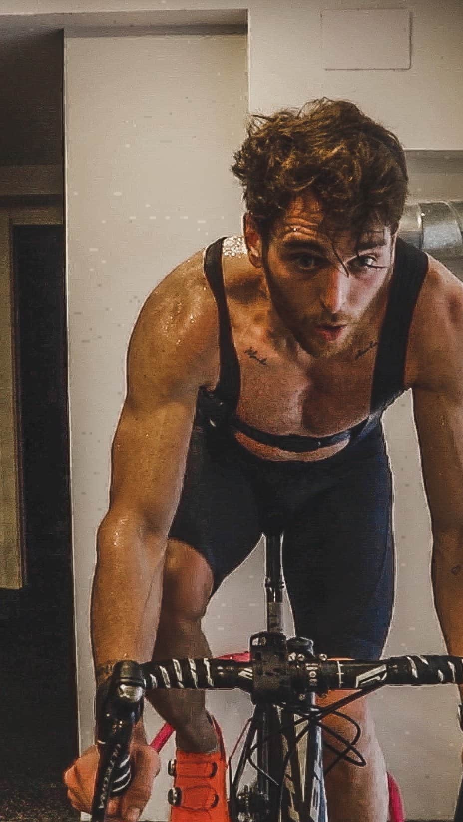 イバイ・ゴメスのインスタグラム：「Ir consiguiendo objetivos a corto plazo, sean grandes o pequeños, son los que te harán llegar a objetivos a largo plazo. 💪🏼 Y la satisfacción de conseguirlos es única. 😀 Trabajo hecho, conciencia tranquila. 🧠 Hoy he hecho mi primer duatlón, ha tenido que ser indoor obviamente, y aunque me ha costado, ha sido una mañana de entrenamiento bonita y diferente. • 5 km run (21’12”) 🏃🏼‍♂️ T1 : 4’10” 👕  21.6 km cycling (39’12”) 🚲  T2 : 2’34” 👟  2.5 km run (11’36”) 🏃🏼‍♂️」