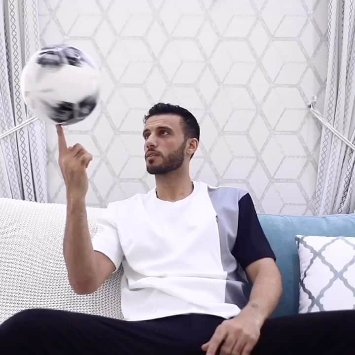 オマル・アッ＝ソーマのインスタグラム：「كيف تقضوا اخر ساعة وانتوا تنتظروا الفطور؟ 🤔」