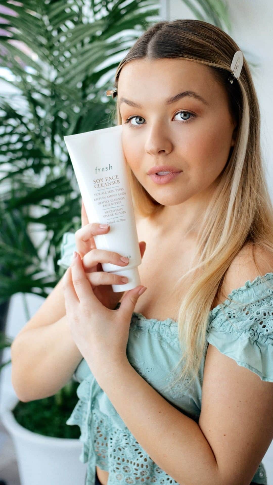 トーリ・ウェブスターのインスタグラム：「+ my morning routine + my workout + my skincare routine! 🧖🏼‍♀️🤍☁️Followed by: glam, emails, and healthy breakfast of course ✨  Shop my @freshbeauty Soy Face Cleanser + Rose Deep Hydration moisturizer @sephoracanada #ad」