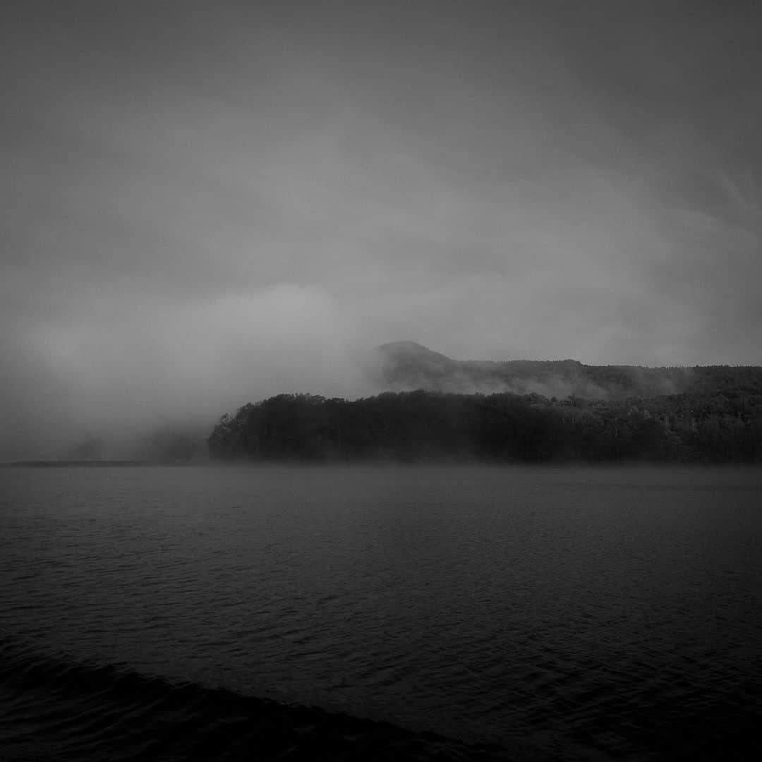 林信行のインスタグラム：「lake akan  #WOWtour  #lakeAkan #kushiro  #hokkaido #monochrome」