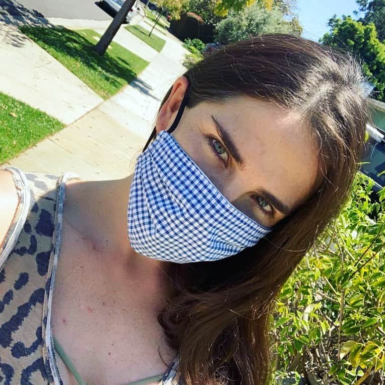 カーラ・ソウザのインスタグラム：「Have you been doing your part to prevent the spread of COVID-19? #MaskingForAFriend 😜 • We know that social distancing is the most important thing we can do to stop the spread of COVID-19 (even after the country is reopened). The CDC now also recommends longterm masking (even a homemade cloth mask works!) when we leave the house for essential errands, in addition to continued practices like staying home and washing our hands. Those with low or no symptoms can still spread the virus, so masks help to reduce that unintentional transmission. I bought this mask so that I can protect my neighbors, pharmacists, and the frontline workers who are sacrificing every day to fight this disease. It’s one way we can say ‘thank you’ and keep each other safe. Who are you masking for? #MaskingForAFriend @PandemicActionNetwork www.pandemicactionnetwork.org」