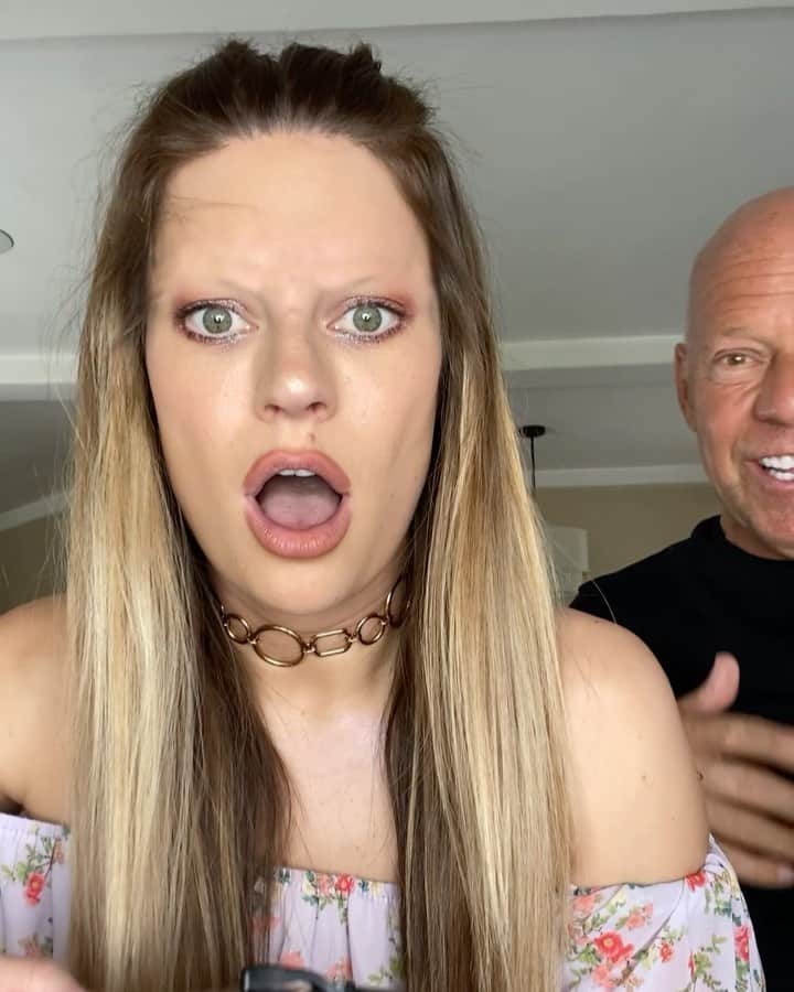 Hannah Stockingのインスタグラム：「Things r getting weird & my dad could care less 😂」