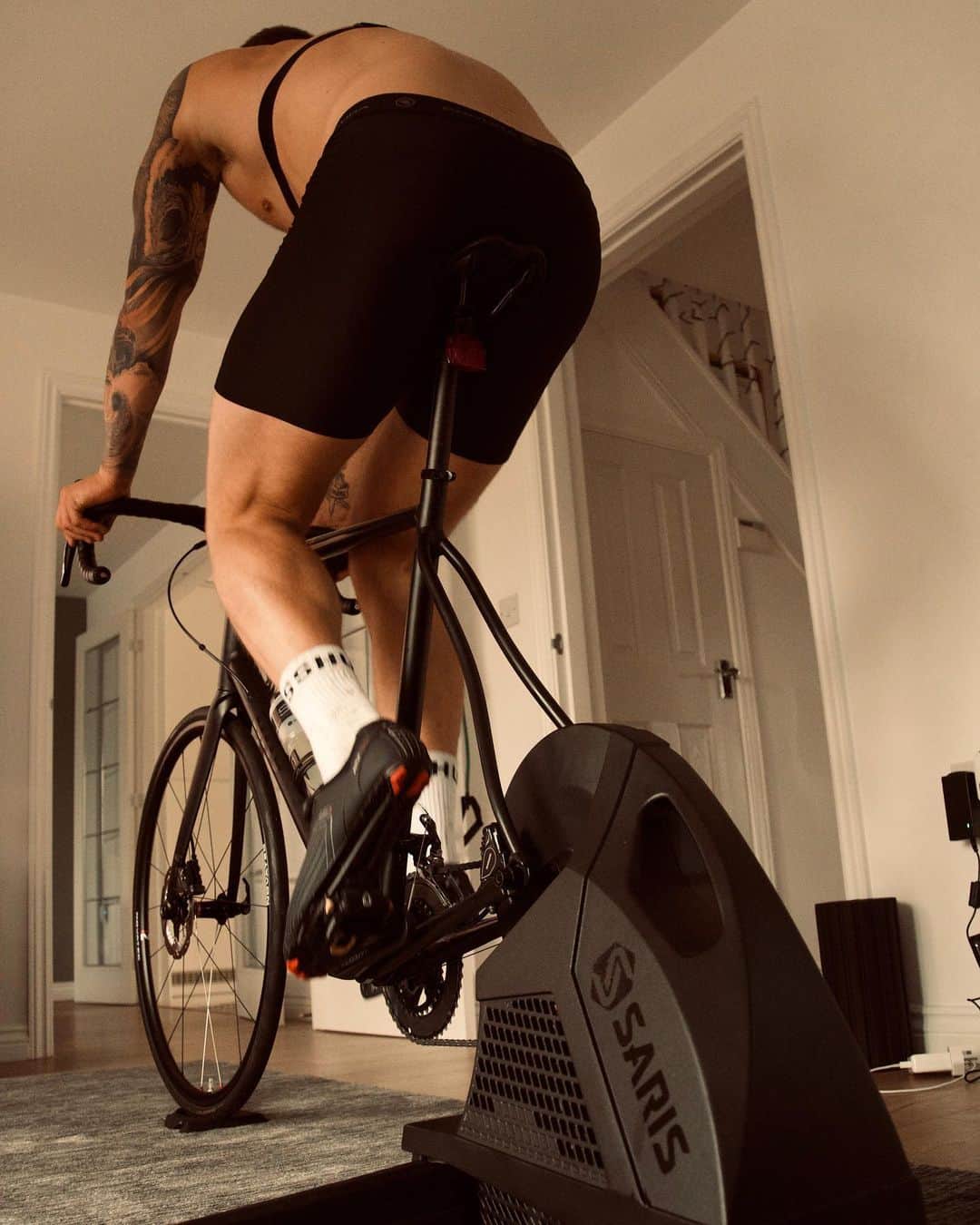 アダム・ピーティのインスタグラム：「Still pushing everyday, just in different ways... 🚲 When the lockdown started I rushed to buy all my equipment and the one thing that got a lot of work put through it was my turbo trainer; for those not familiar, you attach your bike to it and then I run an app such as Zwift so it becomes a virtual training environment. It allows me to do everything from easy aerobic to max Vo2. The turbo I bought just wasn’t good enough, it was uncomfy, needed adjustment, couldn’t handle high levels of power and was way to noisy. Since then I’ve upgraded to the @sarisofficial H3 and can now get over 1500w. 😏 (it goes upto 2000w!!) It’s a crazy piece of kit and well worth the investment! Sometimes, you really are only as good as your tools! 🙏🏼」
