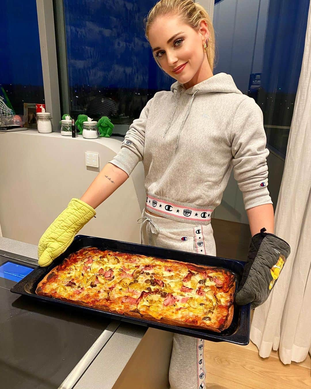 キアラ・フェラーニさんのインスタグラム写真 - (キアラ・フェラーニInstagram)「Pizza night 🥰」4月29日 3時56分 - chiaraferragni