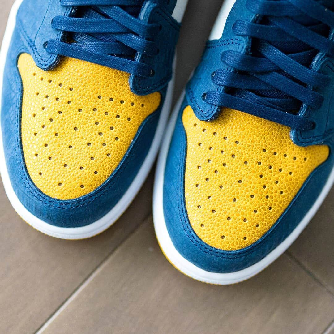 HYPEBEASTさんのインスタグラム写真 - (HYPEBEASTInstagram)「@hypebeastkicks: The Michigan Wolverines (@uofmichigan) have received an exclusive Air Jordan 1 PE. The silhouette sports the recognizable navy and maize color scheme and features details like yellow stingray leather, shaggy suede, and rich navy croc leather while the Michigan M logo replaces the standard @nike Air graphic on the left shoe’s tongue tag. Take a detailed look at the gallery.⁠⠀ Photo: @englishsole」4月29日 4時22分 - hypebeast