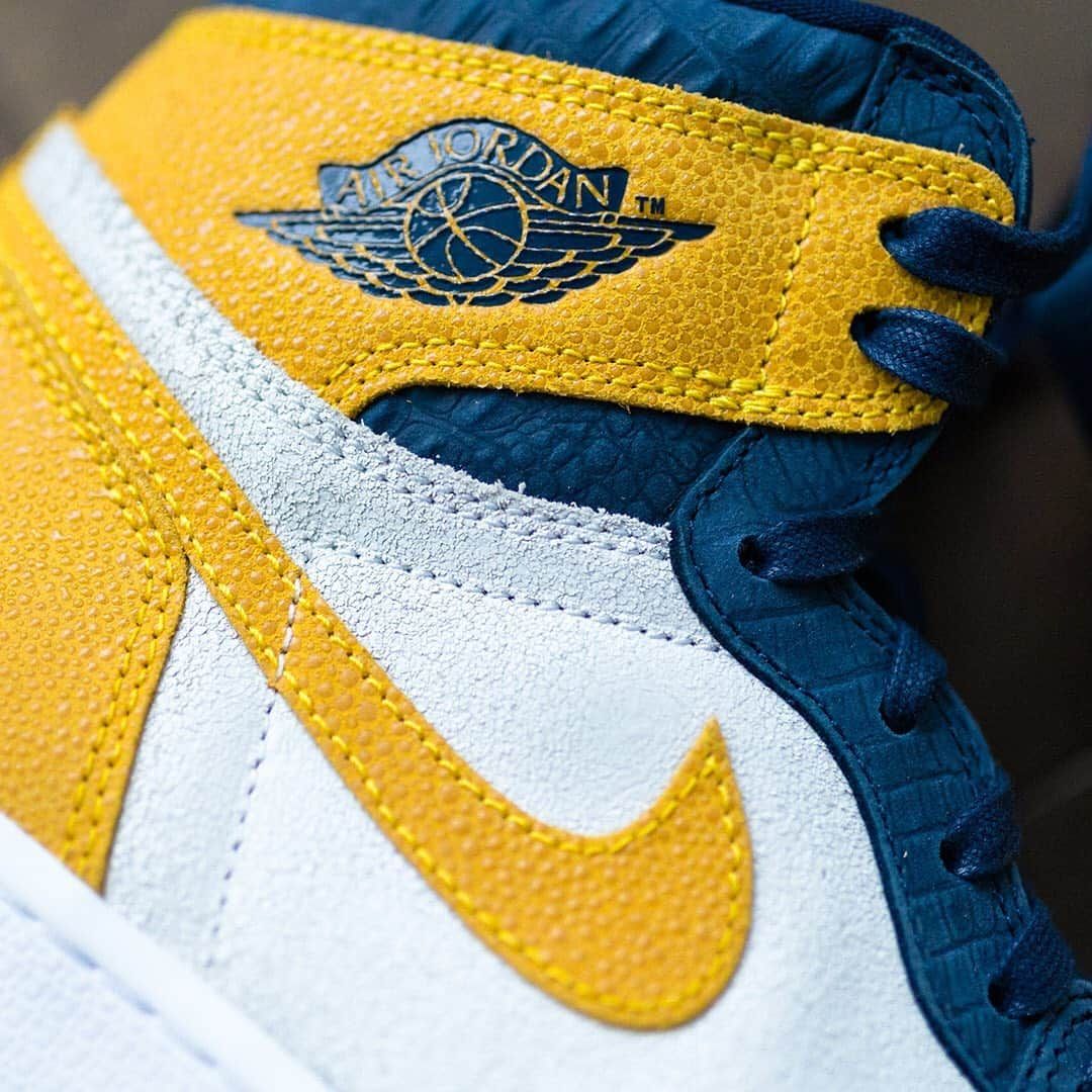 HYPEBEASTさんのインスタグラム写真 - (HYPEBEASTInstagram)「@hypebeastkicks: The Michigan Wolverines (@uofmichigan) have received an exclusive Air Jordan 1 PE. The silhouette sports the recognizable navy and maize color scheme and features details like yellow stingray leather, shaggy suede, and rich navy croc leather while the Michigan M logo replaces the standard @nike Air graphic on the left shoe’s tongue tag. Take a detailed look at the gallery.⁠⠀ Photo: @englishsole」4月29日 4時22分 - hypebeast