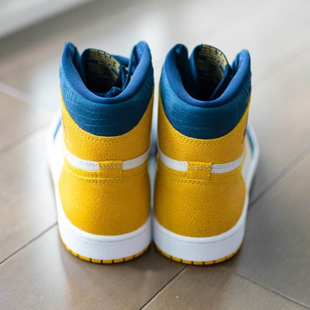 HYPEBEASTさんのインスタグラム写真 - (HYPEBEASTInstagram)「@hypebeastkicks: The Michigan Wolverines (@uofmichigan) have received an exclusive Air Jordan 1 PE. The silhouette sports the recognizable navy and maize color scheme and features details like yellow stingray leather, shaggy suede, and rich navy croc leather while the Michigan M logo replaces the standard @nike Air graphic on the left shoe’s tongue tag. Take a detailed look at the gallery.⁠⠀ Photo: @englishsole」4月29日 4時22分 - hypebeast