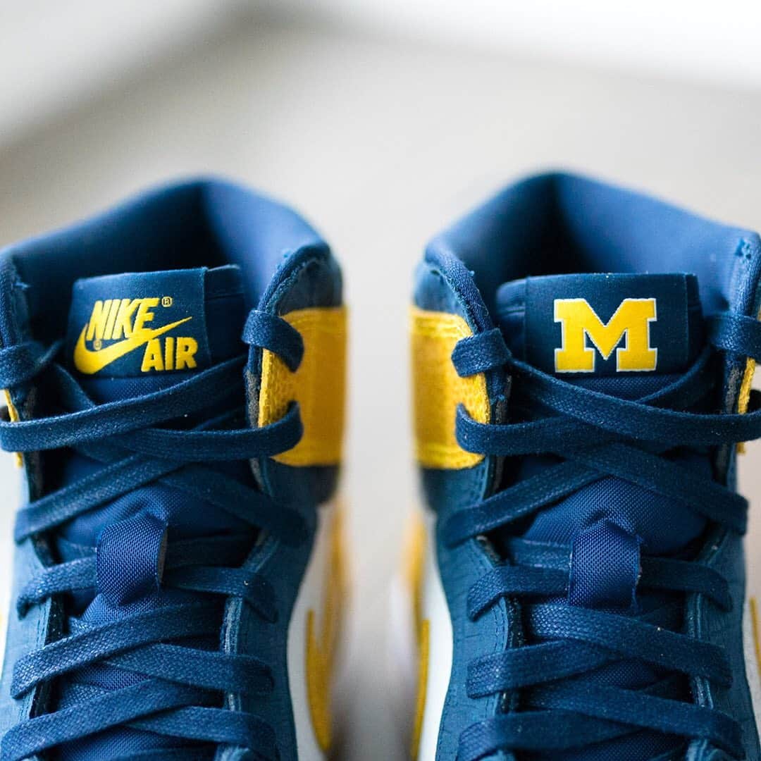 HYPEBEASTさんのインスタグラム写真 - (HYPEBEASTInstagram)「@hypebeastkicks: The Michigan Wolverines (@uofmichigan) have received an exclusive Air Jordan 1 PE. The silhouette sports the recognizable navy and maize color scheme and features details like yellow stingray leather, shaggy suede, and rich navy croc leather while the Michigan M logo replaces the standard @nike Air graphic on the left shoe’s tongue tag. Take a detailed look at the gallery.⁠⠀ Photo: @englishsole」4月29日 4時22分 - hypebeast