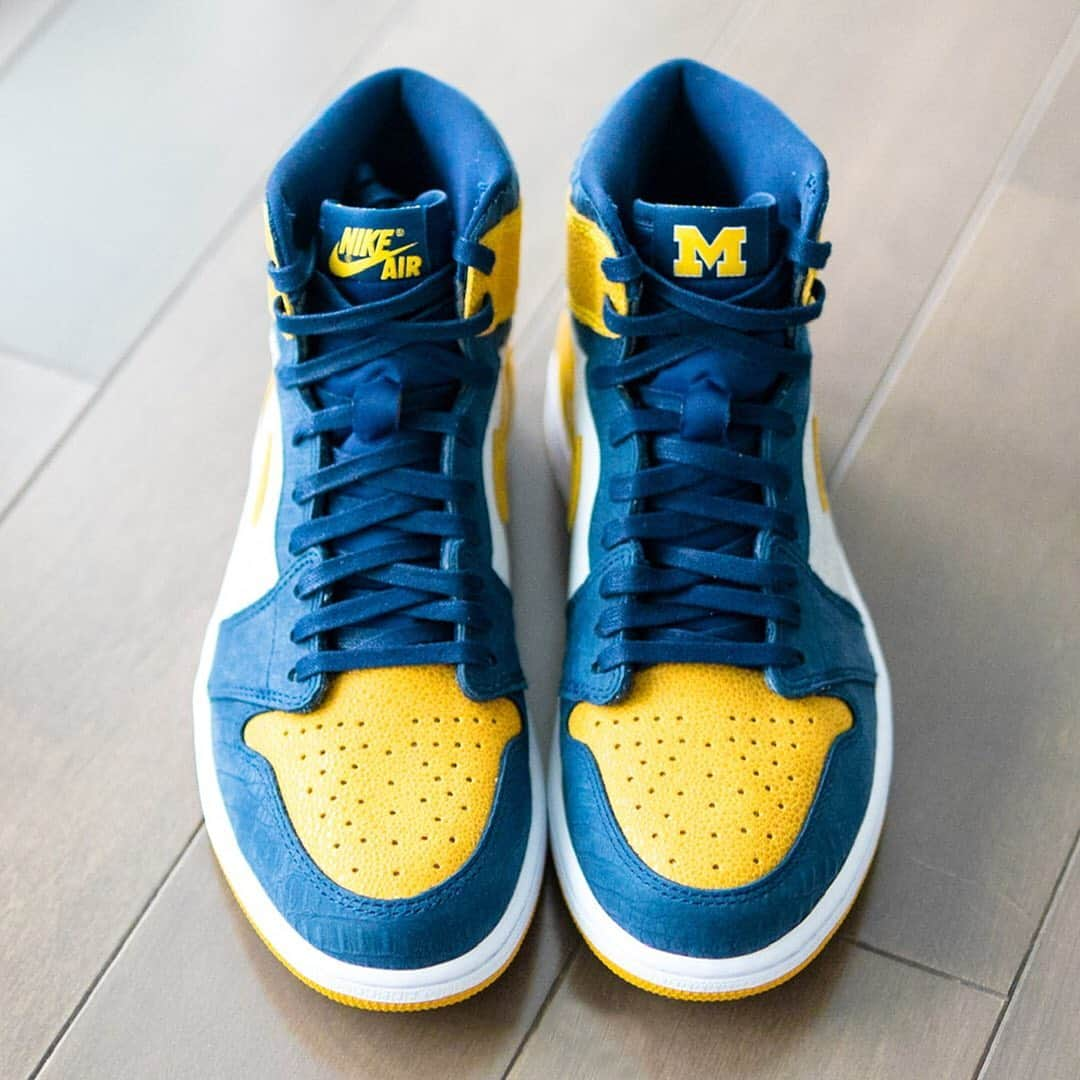 HYPEBEASTさんのインスタグラム写真 - (HYPEBEASTInstagram)「@hypebeastkicks: The Michigan Wolverines (@uofmichigan) have received an exclusive Air Jordan 1 PE. The silhouette sports the recognizable navy and maize color scheme and features details like yellow stingray leather, shaggy suede, and rich navy croc leather while the Michigan M logo replaces the standard @nike Air graphic on the left shoe’s tongue tag. Take a detailed look at the gallery.⁠⠀ Photo: @englishsole」4月29日 4時22分 - hypebeast