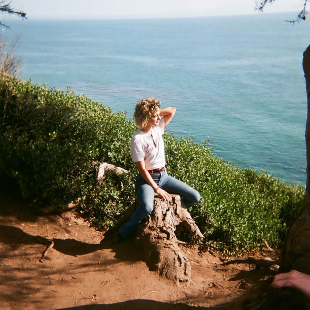 HEY VIOLETのインスタグラム：「thinking back to when i could go outside with my friends and watch the ocean. also, wondering where my *make empathy great again* t-shirt went.... uh..... lil update- case, re, and i have been sending letters to each other back and forth to make this time apart a little more worthwhile. i miss my friends, but it’ll only make the future w them even more precious. all luv」