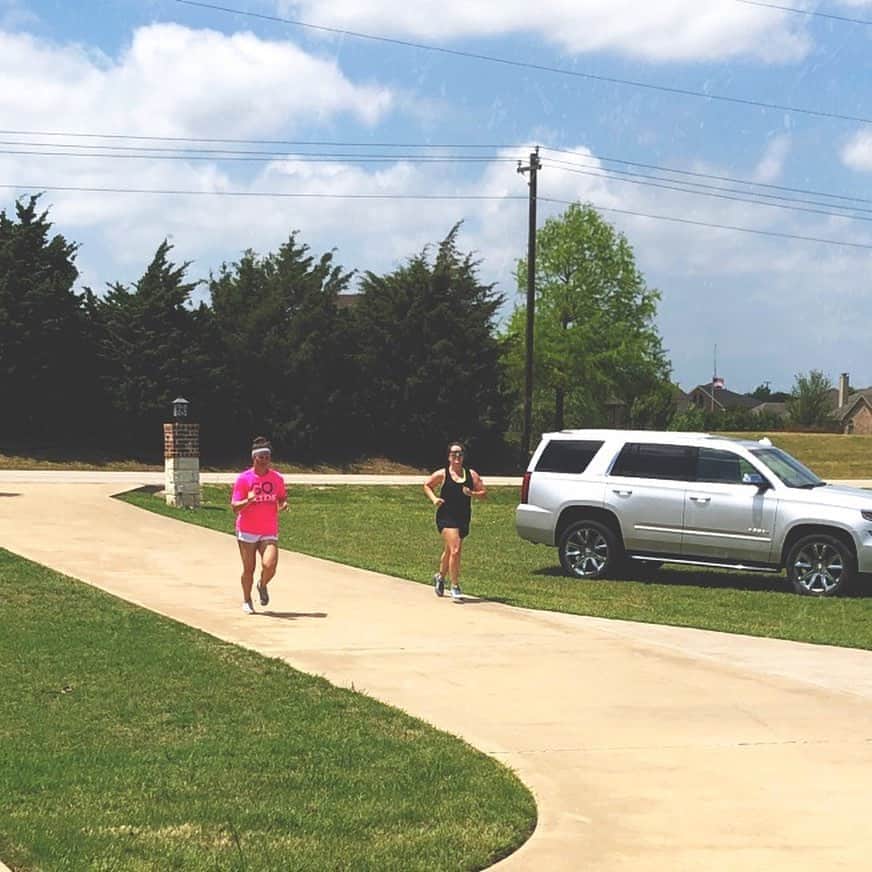 カーリー・パターソンのインスタグラム：「Thankful for this beautiful day & for a bestie to kick my booty! Thanks @kaitlinwhitemitchell 🤍 Swipe for the workout! (PS you know we are moms when the workout is on a Step 2 board🤣#socialdistanceworkout」