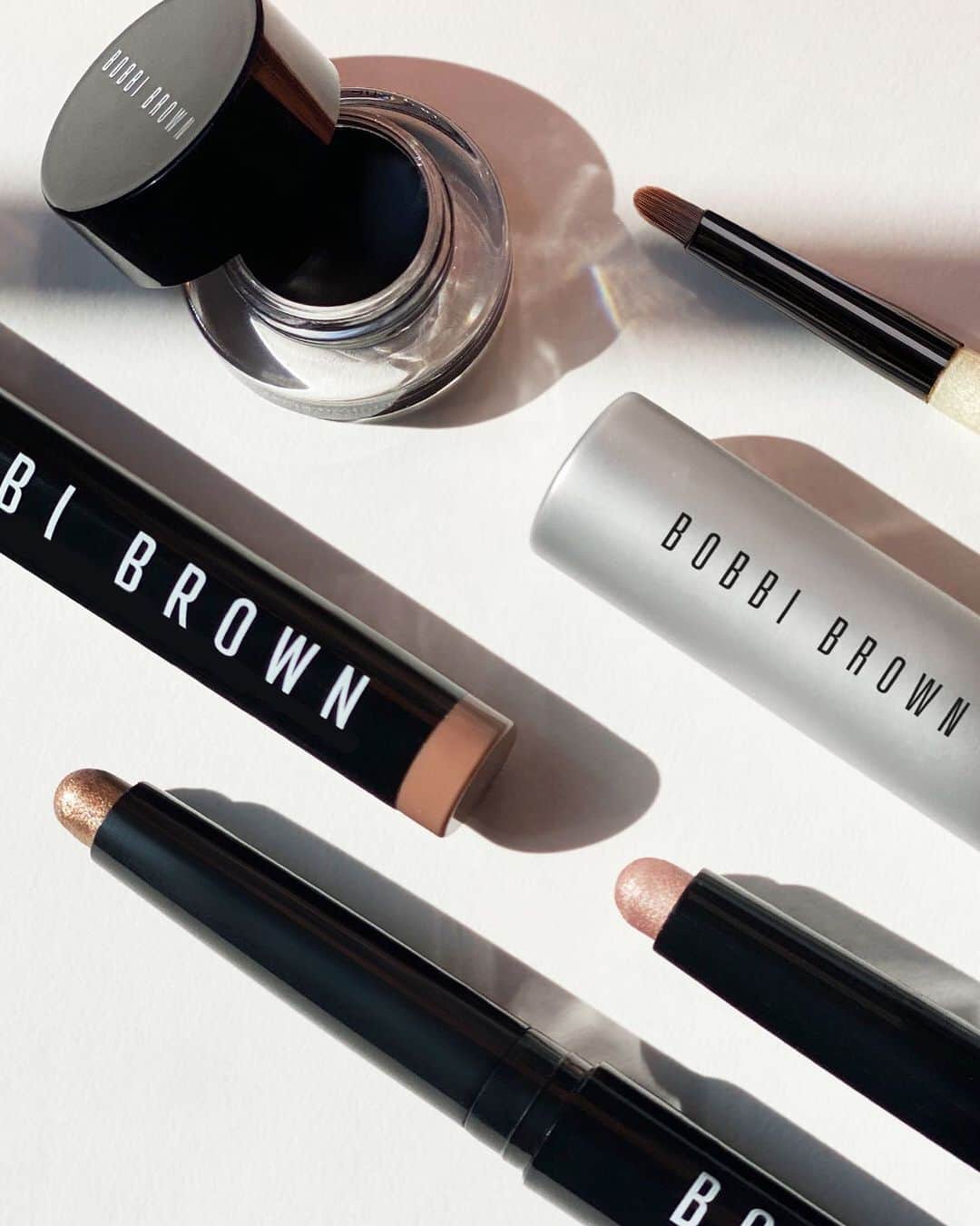 のインスタグラム：「Create looks just like the pros with our limited-edition artist-curated kit. These universally flattering eye essentials wear all day without smudging, budging, or fading.⁣ ✨Instagram Exclusive. Available this week only. ⁣ 🔗 Click link in bio to shop. ⁣ - DO YOUR MAKEUP LIKE A PRO:⁣ * 3 Full-Size Long-Wear Cream Shadow Sticks in Golden Bronze, Golden Pink, Nude Beach ⁣ * Mini Smokey Eye Mascara ⁣ * Mini Long-Wear Gel Eyeliner in Black Ink ⁣ * Mini Ultra Fine Eyeliner Brush ⁣ - #BobbiBrown #MUA #eyeshadow #everydayeyemakeup #beginnermakeuo #makeupsale #promakeupartist」