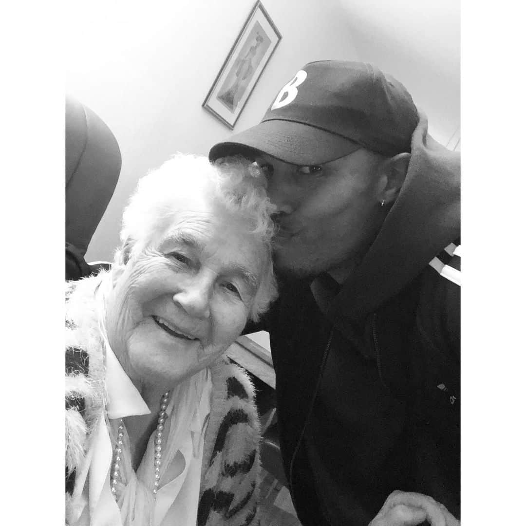 ナイジェル・デ・ヨングのインスタグラム：「92 years old.  Happy birthday to the real MVP of our family.  Love you Oma. 🎉」