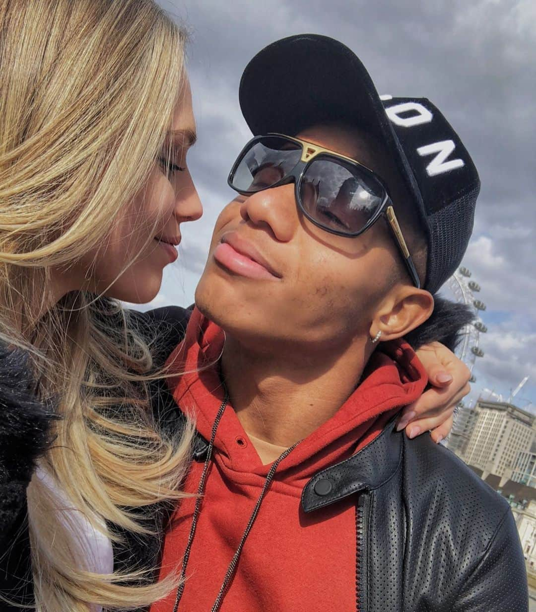 キラ・ウィノナのインスタグラム：「Happy Anniversary my man @davidneres to many more more years and adventures ❤️」