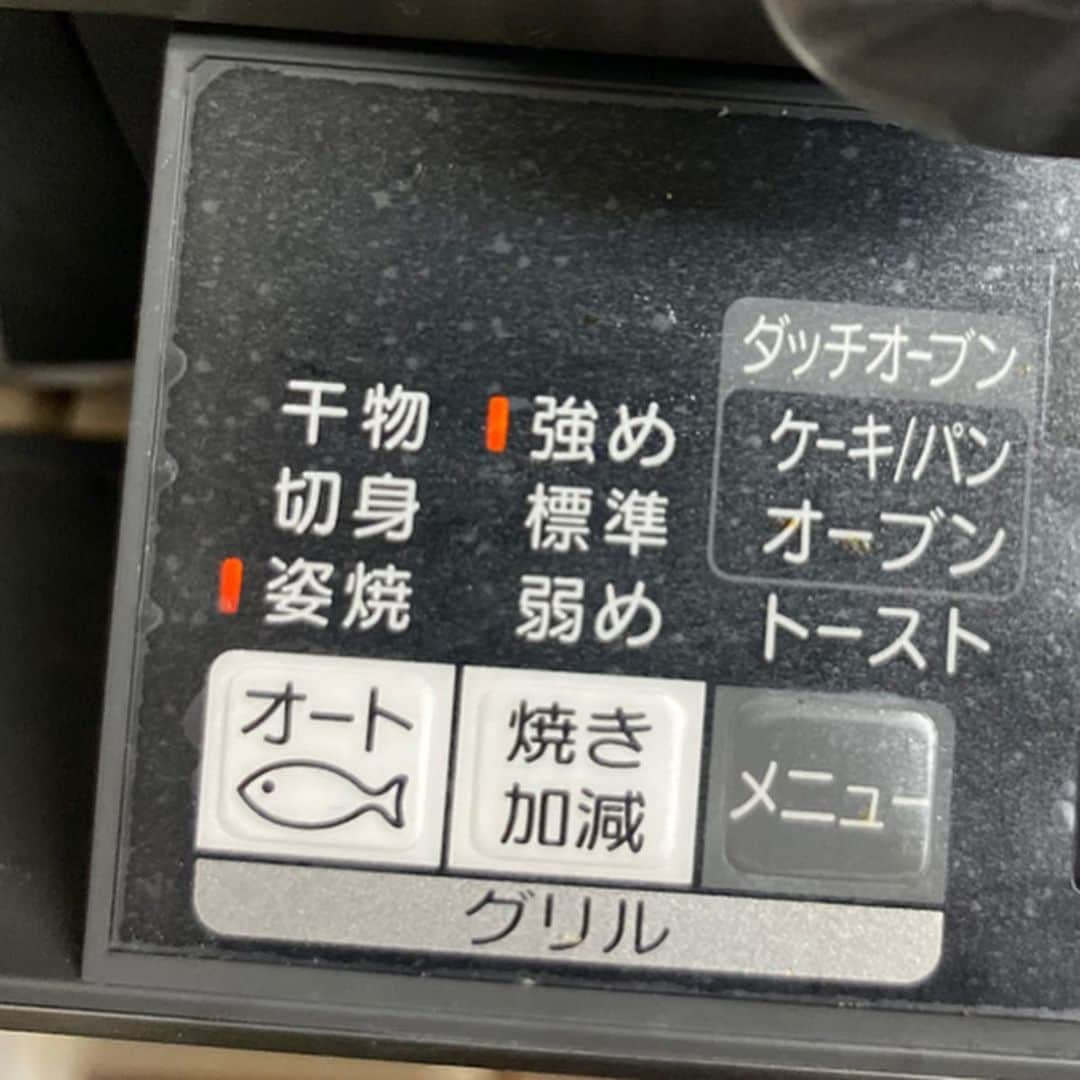 馬場裕之さんのインスタグラム写真 - (馬場裕之Instagram)「丸ごと焼きバナナ 材料 バナナ（完熟がオススメです） 魚焼きグリルにアルミホイルを敷いて、バナナを乗せ、魚姿焼き加減強めで焼くだけです。 オート調理が無い場合はたまに見ながら皮が焦げるくらいに焼いて下さい。 ちなみにオート調理で10分でした。 皮を剥くのが熱いのでフォークやナイフを使って剥いて食べて下さい。 渋い筋は取った方が良いと思います。 お好みでシナモンパウダーやチョコレートなどをかけてどうぞ。 僕はキャラメルたっぷりで食べました🍯 #おうち時間  #おうちごはん #吉本自宅劇場  #馬場ごはん」4月29日 10時46分 - hiro88