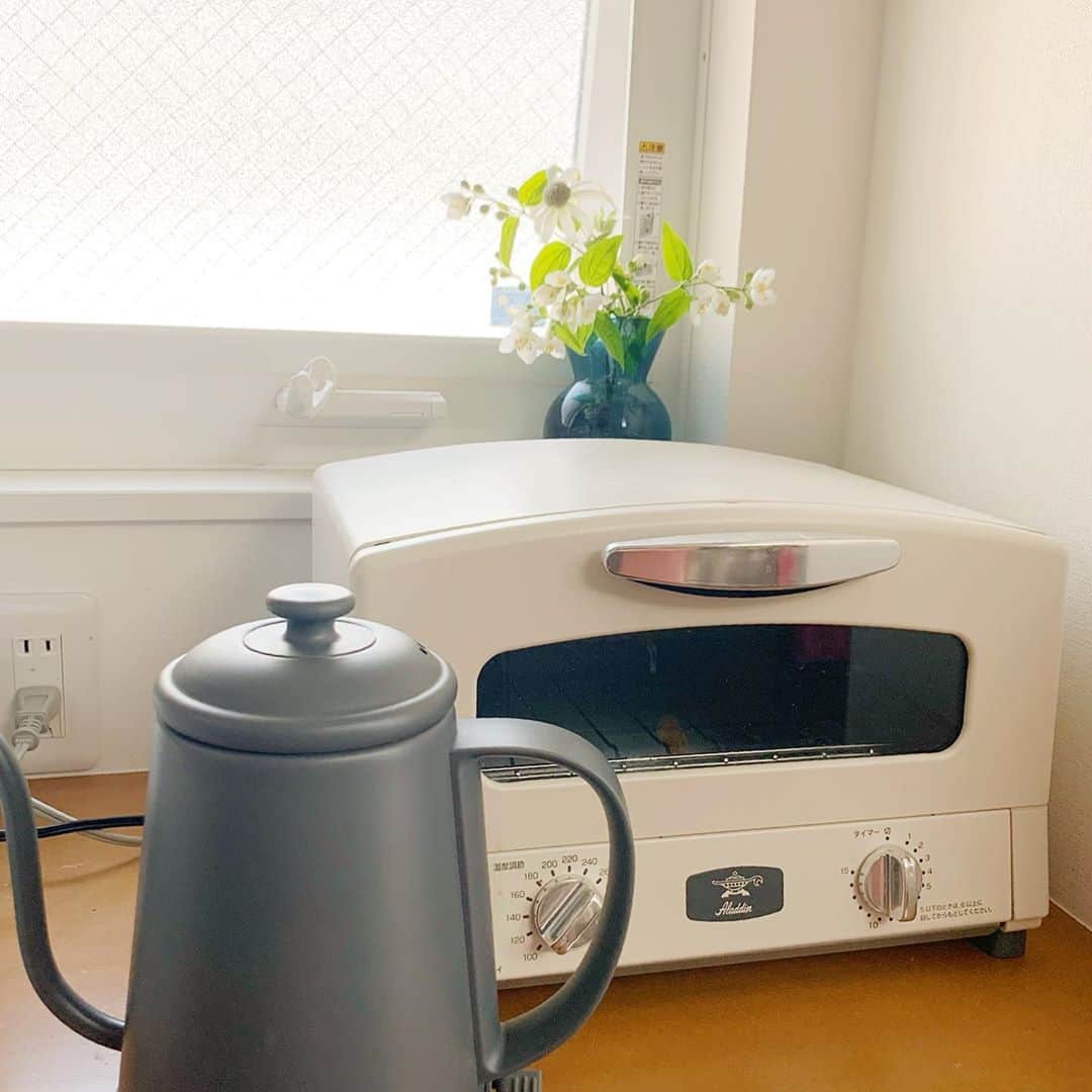 乙黒えりさんのインスタグラム写真 - (乙黒えりInstagram)「久しぶりにお花を買いました🌷 自分で選ぶと時間かかりそうだったのでお任せで、短時間で済むようにお願いしました。 今色々な場所の収納見直し中。 おうち時間を利用して、いらない紙類など処分して棚の収納スペースを空けました。 窓際ワークスペースを片付けて、通信のお勉強したり工作したりできるように。 リビングのテーブルの上も常に子供のお勉強&道具などがあるのでIKEAの収納ケースを置くことに。  子供がずっと家にいると物だらけでぐっちゃぐちゃになるけど、(特に次女w)少しずつ子供たちにも収納場所に戻すことを意識してもらいたい〜。 引き出しの中の整理の仕方とか、整理収納のコツについてもじっくり教えるいい機会になったかな。 子供部屋の大掃除は3時間もかかった😅 娘の趣味を尊重して虫かご収納も作りました。家にあったいらない棚を使ってとりあえずね。 #今できることを楽しむ #おうち時間　#整理収納 #収納見直し #花のある暮らし  #irotoiro#おうち時間#おうち収納」4月29日 10時39分 - ellyotoguro