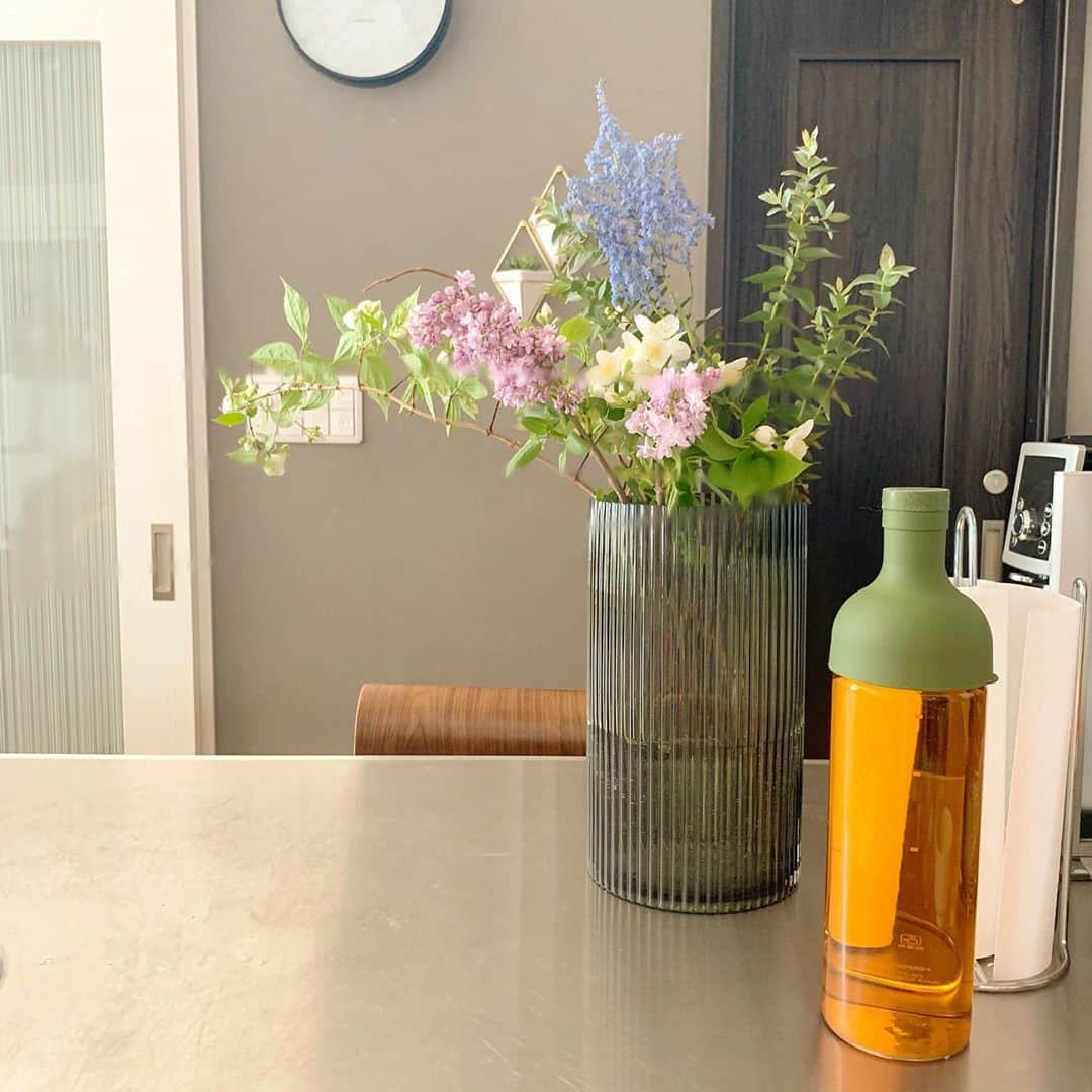 乙黒えりさんのインスタグラム写真 - (乙黒えりInstagram)「久しぶりにお花を買いました🌷 自分で選ぶと時間かかりそうだったのでお任せで、短時間で済むようにお願いしました。 今色々な場所の収納見直し中。 おうち時間を利用して、いらない紙類など処分して棚の収納スペースを空けました。 窓際ワークスペースを片付けて、通信のお勉強したり工作したりできるように。 リビングのテーブルの上も常に子供のお勉強&道具などがあるのでIKEAの収納ケースを置くことに。  子供がずっと家にいると物だらけでぐっちゃぐちゃになるけど、(特に次女w)少しずつ子供たちにも収納場所に戻すことを意識してもらいたい〜。 引き出しの中の整理の仕方とか、整理収納のコツについてもじっくり教えるいい機会になったかな。 子供部屋の大掃除は3時間もかかった😅 娘の趣味を尊重して虫かご収納も作りました。家にあったいらない棚を使ってとりあえずね。 #今できることを楽しむ #おうち時間　#整理収納 #収納見直し #花のある暮らし  #irotoiro#おうち時間#おうち収納」4月29日 10時39分 - ellyotoguro