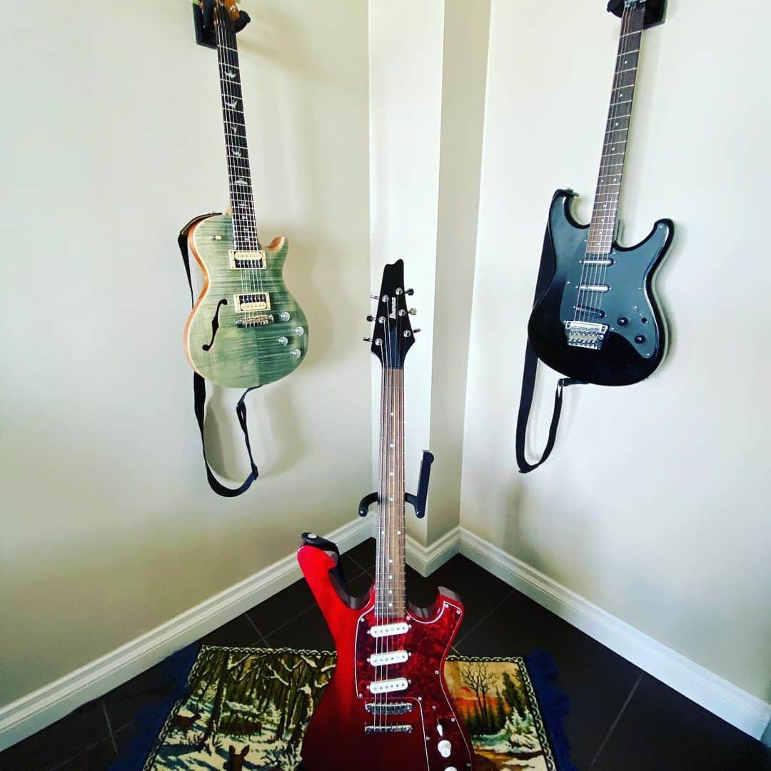 ヴォーン・チピアーのインスタグラム：「Quarantine friends!  #ibanez #prs #zachmeyersshinedown #paulgilbert #80ssuperstrat #guitars」