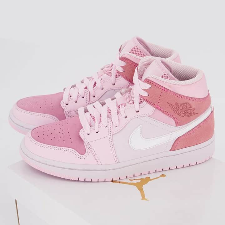 Sneaker News x Jordans Dailyさんのインスタグラム写真 - (Sneaker News x Jordans DailyInstagram)「The Air Jordan 1 Mid gets colorful for the Summer 👀 Tag someone who needs this "Digital Pink" colorway! Link in bio for more information and images #jordansdaily」4月29日 5時40分 - jordansdaily