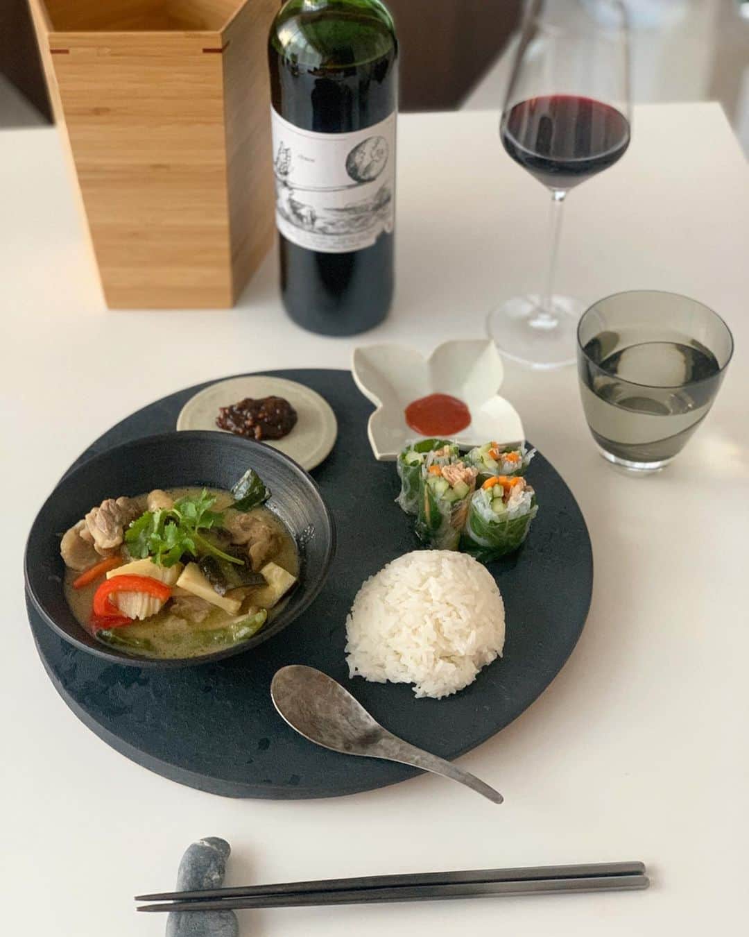 のインスタグラム：「・ ・ おはようございます🌞 昨日は朝からグリーンカレーが食べたくて作った🇹🇭 色々作り方はあるけど、こちらも超簡単Verだよ ・ ・ 【材料】三杯ぶんくらい 鶏ムネ肉…1枚(豚でもok) ナス…2本、赤パプリカかピーマン(パプリカ大なら半分 ピーマンなら2、3個、赤パプリカの方が彩りは綺麗) しめじ2分の1個、あれば水煮竹の子、グリーンカレーペースト(作る方が高いからオーガニックなのget)大さじ1から2、ココナッツミルク300cc、ナンプラー大さじ1から1.5  あればこぶみかんの葉2から3枚(生でもドライでも) 少し甘さが欲しい方は砂糖大さじ1 ・ ・ 【作り方】 ①油でグリーンカレーペーストを焦げないようにしっかり炒め、香りが出てきたらココナッツミルクと水100ccくらいを入れて中火で煮る  ②沸騰したら鶏肉を入れ、ナンプラーと葉脈を外した こぶみかんの葉(バイマックルー)を入れ煮込む 甘さが欲しい方はここでお砂糖入れる  ③鶏肉に火が入ったらナス、しめじをいれ 火が通ったらパプリカを入れて、はい出来上がり  ジャスミンライスだとよりおいしいよ😋  付け合わせは生春巻き えごまの葉、きゅうり、人参、春雨、シーチキンを 残念ながら巻きが甘かたった😂 生春巻きはチリソースと生春巻きの皮さえあれば 超簡単に出来るからオススメ 緑豆春雨も使いやすいサイズでパックで売っていて ボウルに熱湯と春雨を5分放置しておけばよいし 巻くものはなんでも合うからオススメ  合わせたのは赤ワインで大正解 @fika________ さんから ◎Chaos 2017 / Simon Busser France  色合いや香りは濃くしっかりとしたイメージを感じさせるけど、ブルーベリーやカシスなどの凝縮した軽やかな口当たりで控えめな甘さとジューシーな果実味 スパイシーさも感じるけどライトでタンニンはほぼ感じない  品種 マルベック80％、メルロー10％、ガメイ10%  わたし的にはバッチリなチョイスでしたぐびぐび飲んでしまった  たくさん作れちゃったから今朝もグリーンカレーに決定 おひとりさまあるある♡  今日もステキないちにちを ・ ・ #life #おうちごはん #ゆうごはん  #グリーンカレー #生春巻き #なちゅーるワイン #五角形なワインクーラーは　@kohchosai_official  #stayhome #staysafe #yukoずキッチン」