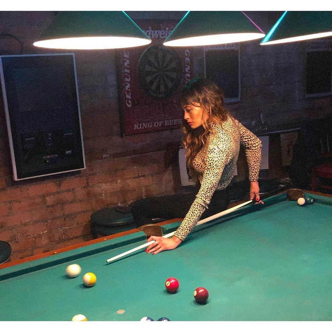 ジェラ・マリアーノのインスタグラム：「I miss these nights~Dark dives and dark liquor🥃🎱🎶 #oneyearago」