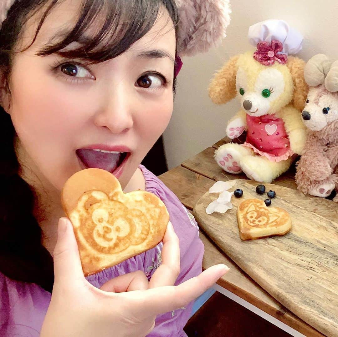 鈴木あさみのインスタグラム：「「Stay at home, Save lives」  House Disney♥️ I made a waffle of Duffy.  I'm doing house Disney every day♥ ♥️ 自撮りだから、どアップ写真でごめんなさい🙏  おうちディズニー ♥️ 🧇ダッフィー＆フレンズ🧇のワッフル🧇を作ったよ。  ディズニーに行けないから寂しい🤣から、毎日🧇おうちディズニー🍕してます♥️」