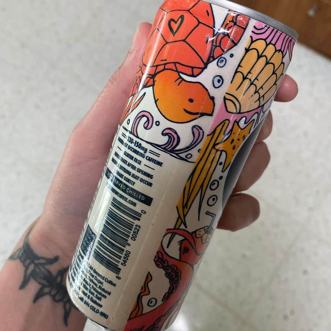 Halseyさんのインスタグラム写真 - (HalseyInstagram)「my fav fav fav cold brew company @highbrewcoffee let me draw a design for their newest can! A portion of the proceeds go to @feedingamerica AND they are donating 25k cases to hospitals and health care workers who need a boost working hard to help us everyday! You can get them at highbrewcoffee.com and amazon.com 💗 We are ramping up to a much different summer than we expected, but stay safe and keep your spirits high!」4月29日 6時04分 - iamhalsey