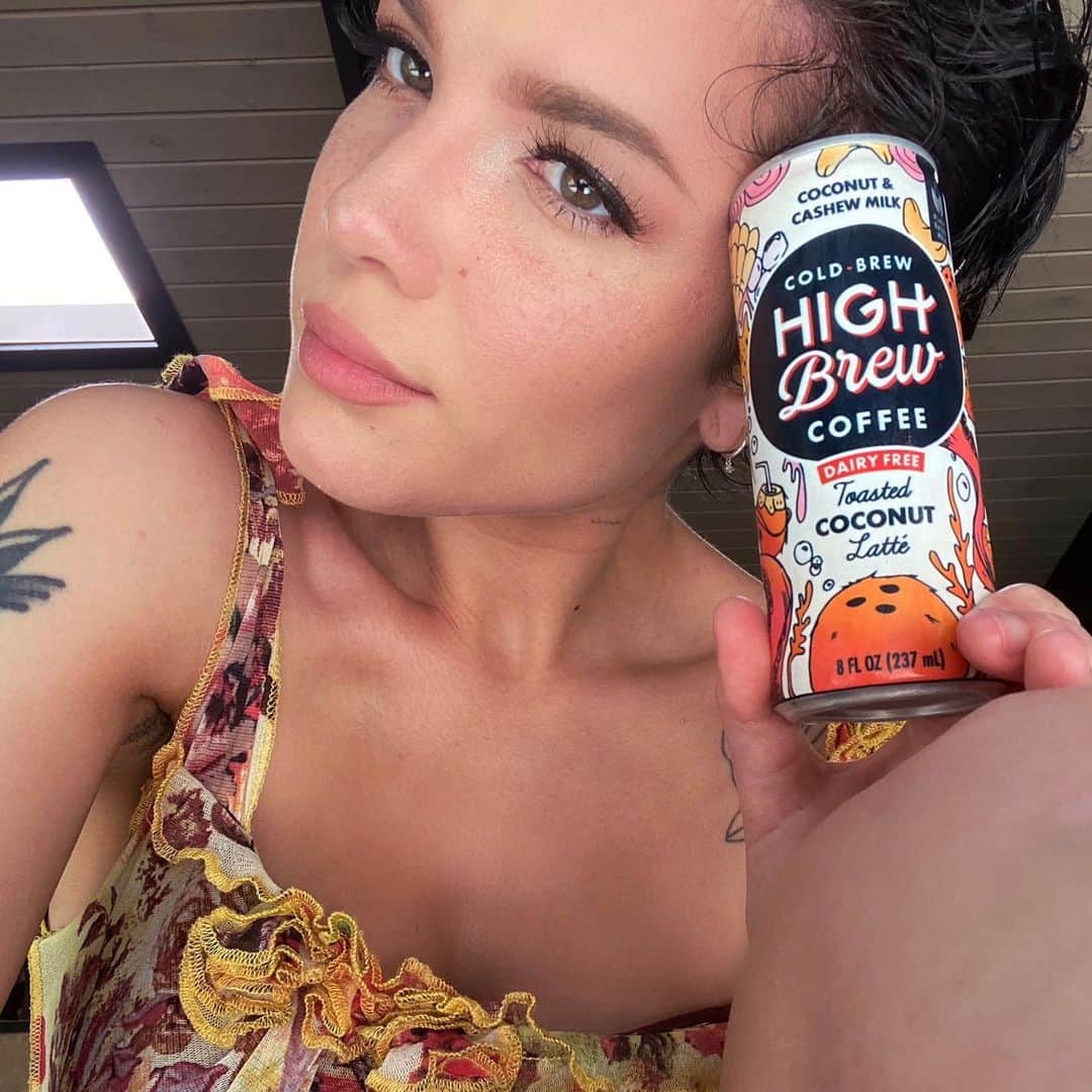 Halseyのインスタグラム：「my fav fav fav cold brew company @highbrewcoffee let me draw a design for their newest can! A portion of the proceeds go to @feedingamerica AND they are donating 25k cases to hospitals and health care workers who need a boost working hard to help us everyday! You can get them at highbrewcoffee.com and amazon.com 💗 We are ramping up to a much different summer than we expected, but stay safe and keep your spirits high!」