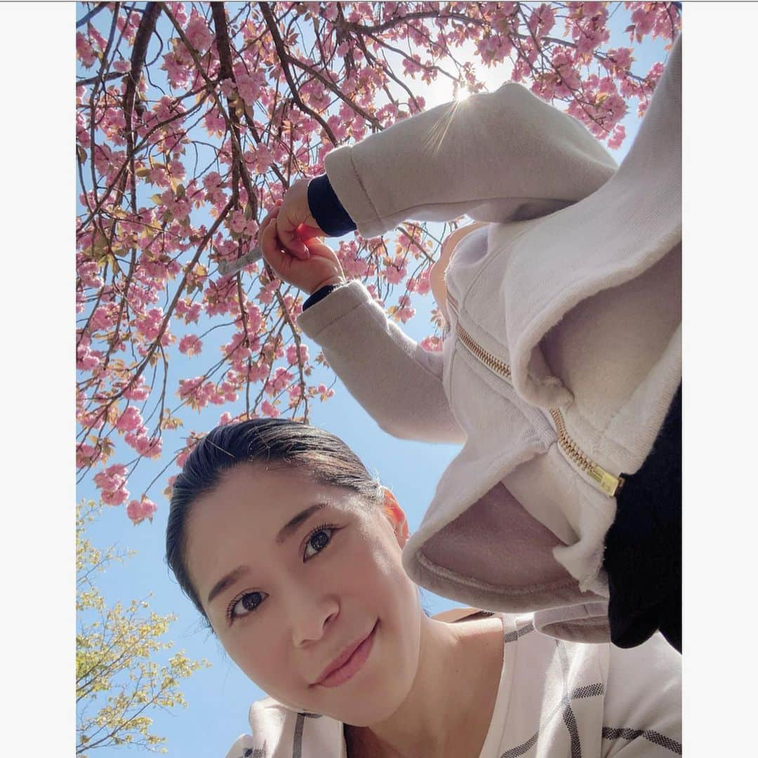 中川真依さんのインスタグラム写真 - (中川真依Instagram)「. 毎日何しようかって悩むこともなく山通い😂 虫を追いかけたりお花を見つけたりと自然は毎日違うので娘はとても楽しそうです☺️☀️ . TVやネットではコロナの話しばかりで、、、、生活も制限されてストレスもたまるけど命のために今は我慢。 少しでも楽しめる事を見つけて🌸体を動かして🦎この状況を乗り越えましょう‼️」4月29日 6時15分 - maimai.47