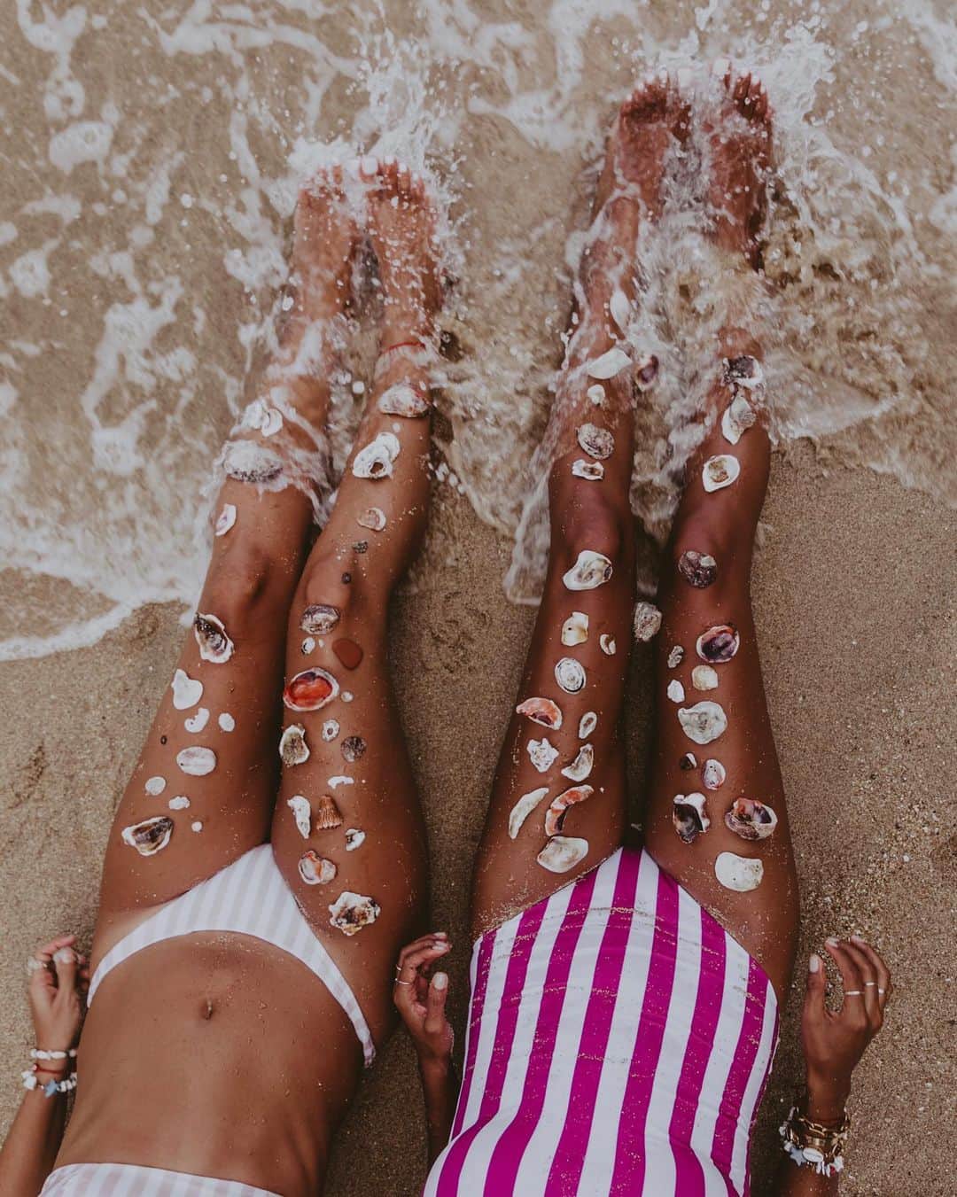 のインスタグラム：「I miss being on the beach, swimming, playing with sea shells and having fun with my friends, specially with my travel partner @sincerelyjules, but I can’t complain because I really love staying at home too!  Echo de menos estar en la playa, nadar, jugar con las conchitas en la orilla, pasarlo bien con las amigas, especialmente con mi compañera de viajes @sincerelyjules, pero no me quejo porque no me puede gustar más estar en casa!」