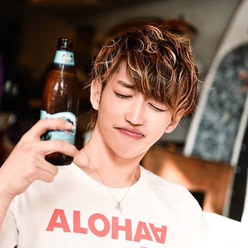 みなみりょうのインスタグラム：「GW明けもどうなるかわからないけど。 やれることやって楽しくいこーと思う。自営店とかはさやむをえず畳まないといけないとことかやってるとことかわからんけど。どこも理由あるじゃん。やってるとこは批判あるけど俺は仕方ないこともあると思う。なんの考えなしにやってるとこはないと思うし。 自粛も考えようによっては時間を与えられたわけだからなんでも出来るじゃん。 コロナ鬱とか離婚とかあるけど。 もちろん仕事仕事仕事ってなった後の空白感とか俺も感じたことあるしニートもあるしブラックな感じも働いてたけど。 個人もそうだし家族もそうだし。俺は脆い絆が嫌だから。小学生の時に家庭の関係で周りに気遣うのすでに疲れたし笑 お前はわかってないとか身内でなった人がとかさ私達はとか色々あると思うけどこれを機会にじゃないけどさ。みんなが明るくなってきて当たり前にあった事がさ当たり前じゃなかったんだからさ。 国に関してもそうだけど。　 全員が国に協力姿勢を最初から持ててたら違ったかもしれないし。今の状況より前な。知らんけど笑 人の命に関しては今の時期じゃないけど何度も対面してるし言い方悪いけど慣れてます。だからその時の気持ちもわかります。 まぁ要するにあれよ。 止まない雨はないてきなノリでさ。外出れないの仕方ないし俺は日本TOP100以内に入るであろうみんなと飲みたがりで家いるの嫌いだったけどさ。今月楽しみを見つけたしこんなしょーもない俺でも1か月過ごせたわけよ。2か月ずっと二日酔いだった男がよ。ラストオーダー終わるのに飲食店のチェーン店をお金で営業時間伸ばしたこのクソ男がよ。 優しい気持ち持って日々過ごしながらみんなも新しい趣味見つけよ🤤 p.s. 筋トレはめっちゃおすすめ」