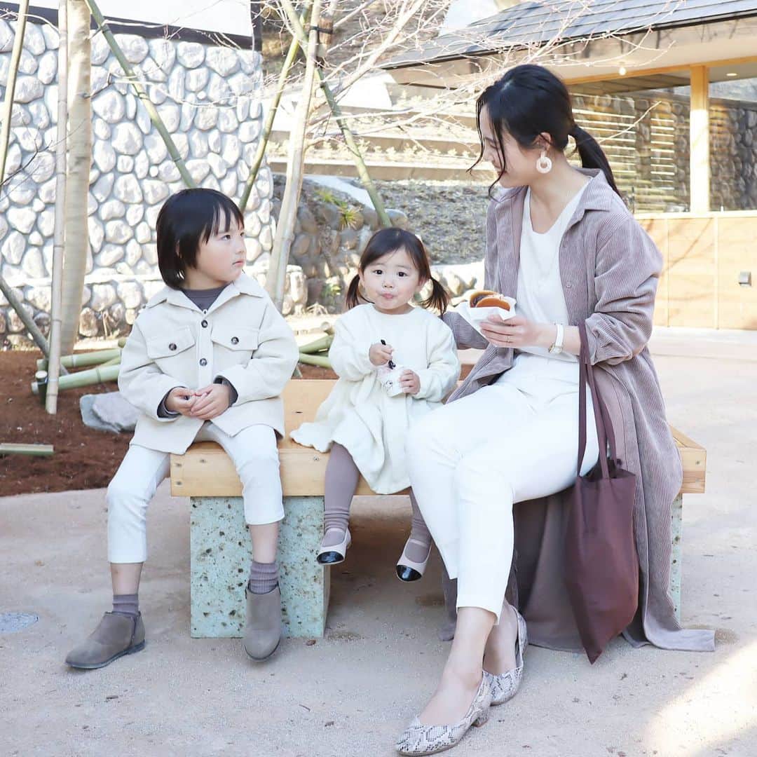 Eri Satoのインスタグラム：「grayge×ivoryリンクコーデ · shirt: @titivatejp tops: @legicajeana pants: @pierrot_shop (e1509-0222199) shoes: @outletshoes_official bag: @isook_official pierce: @queen.lupis (v0798) · 👦 tops: @komachi_fashion shoes: @outletshoes_rakuten · 久しぶりにリンクコーデ とはいえ3月の写真。。。 娘にアイス奪われて超不機嫌な息子😂 このGWは遊びに行けなくて残念だな💦 早くお出掛け出来るようになると良いね😢 · #titivate#ティティベイト#アウトレットシューズ#outletshoes_life#ワンピース#高身長コーデ#ママコーデ#カジュアルコーデ#リンクコーデ#親子リンクコーデ愛好家 #fashion#ootd#outfit#code#coordinate#style#ファッション#コーディネート#コーデ#プチプラ#プチプラコーデ#シンプルコーデ#mamagirl#locari#partegram#カジュアル#お洒落さんと繋がりたい」