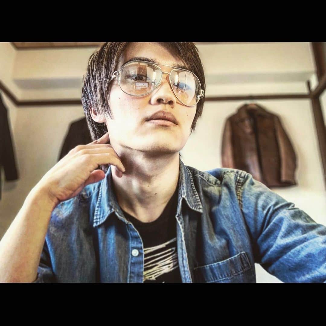 佐伯恵太のインスタグラム：「おはようございます。昨日、インスタストーリーってやつを初めて使って使ってみました。200人くらいみてくださって感動しました... やっぱりやらない理由もなくただやってこなかったことって、やってみるべきですね❗️何でも挑戦です。4月もあと少し、張り切ってまいりましょう✨ #俳優 #役者 #自撮り #サングラス #インスタストーリー #挑戦 #4月」