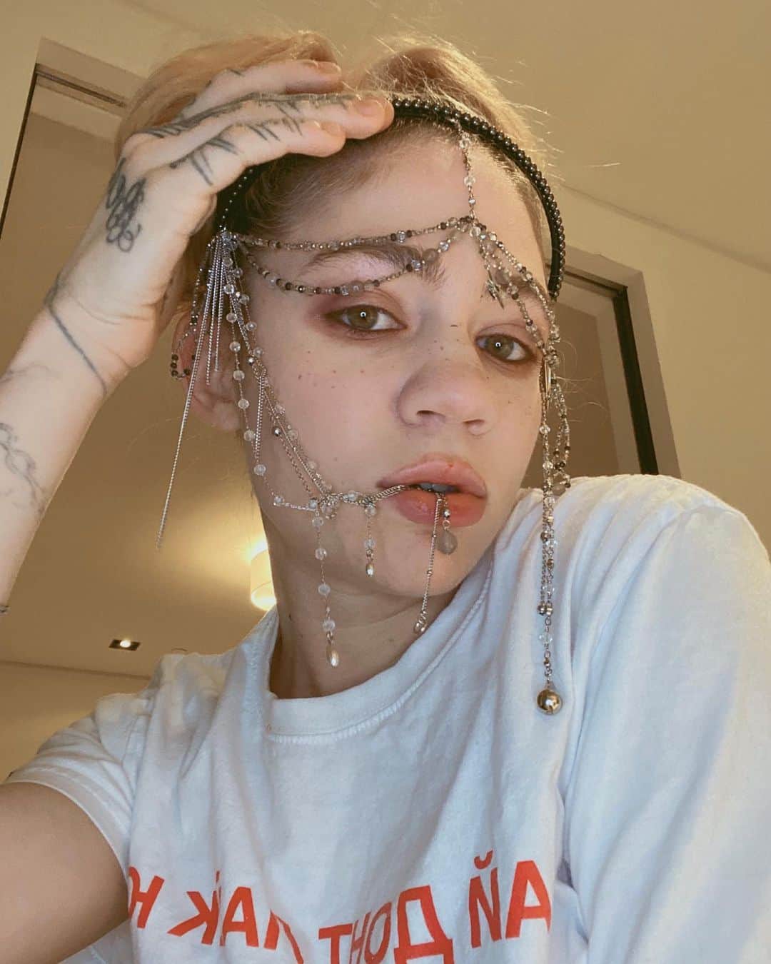グライムスのインスタグラム：「ppl make fun of my big nose and weird face but I think it’s cool to be strange.  Took me a while to figure out how to make makeup look good cuz regular tricks don’t work.  But I’m grateful to be oddly designed」