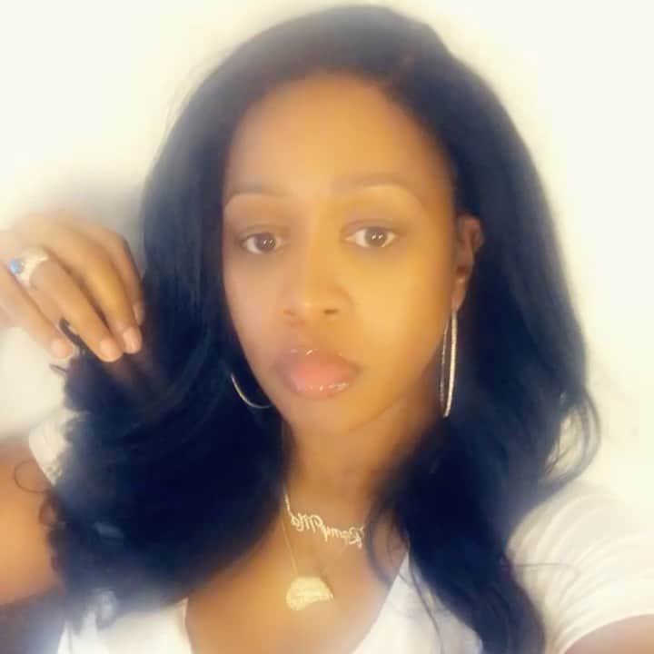 レミー・マーのインスタグラム：「Essential Glam:  Brows, Lip Gloss, Highlight On bridge of nose, and Bathroom Lighting✨ #RemyMa」