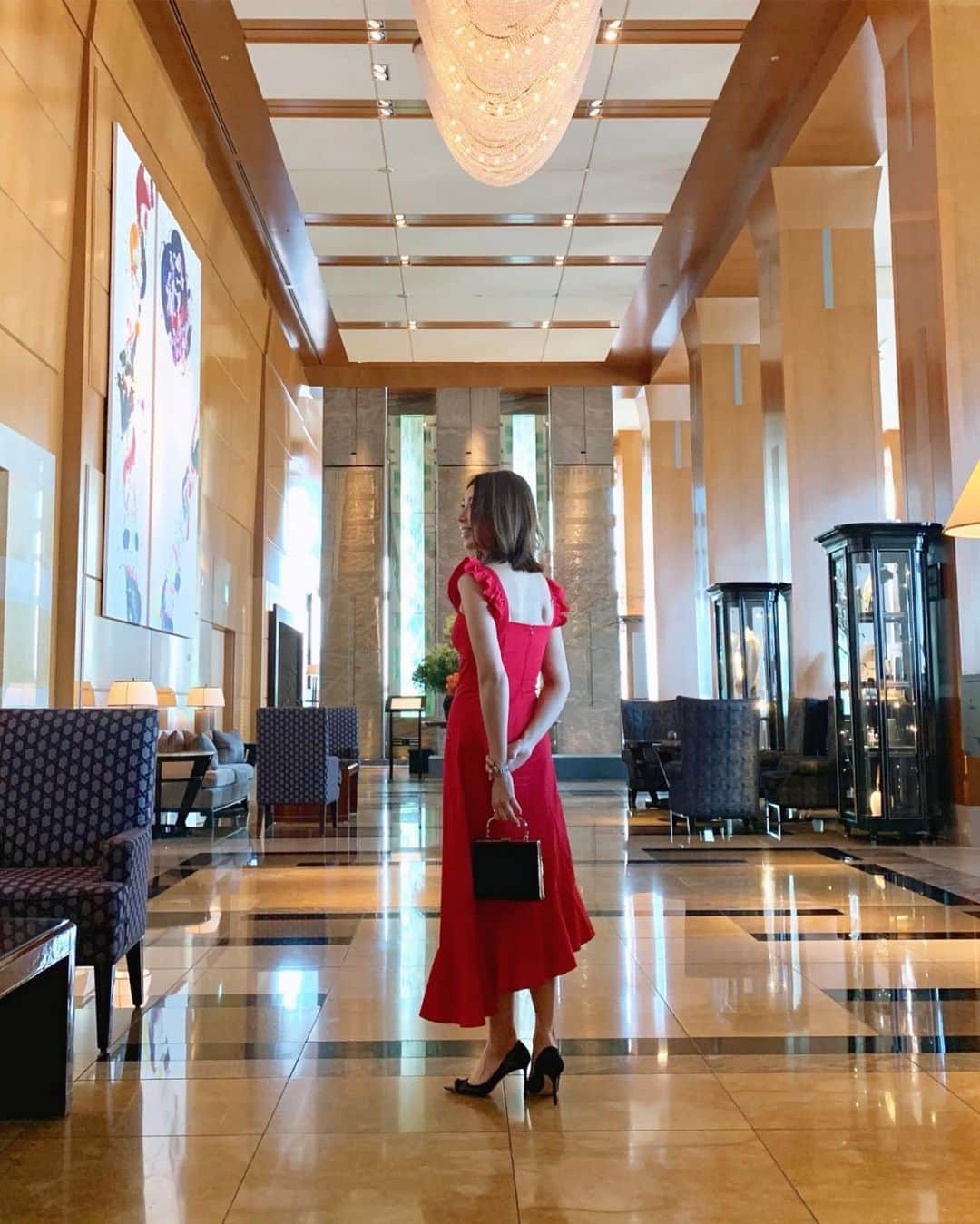 宮田綾子さんのインスタグラム写真 - (宮田綾子Instagram)「⁑ I do love this rose-color red dress! Splendid flower-like shoulders and wide back line are well matched in gorgeous and cozy cafe room of the Ritz Carlton Tokyo. 薔薇みたいな赤いドレス🌹 肩のひらひらと背中が開いているのがお気に入り ラグジュアリーなリッツ・カールトン東京によく合う いつもお世話になっているアンドユードレッシングルームさんでドレスとバッグをレンタルしました、めちゃ可愛かった👗 @andyoudressingroom  #andyoudressingroom #アンドユードレッシングルーム #pr #レンタルドレス #パーティードレス #オケージョン #赤ドレス #reddress  #ハイヒールLOVERS #宮田綾子 #リッツカールトン東京 #ritzcarltontokyo #ritzcarlton #theritzcarlton #rcmemories #luxuryhotel #高級ホテル #ラグジュアリーホテル #六本木 #ホテル好き #誕生日祝い #誕生日パーティー #tb #過去pic」4月29日 7時47分 - ayako__miyata