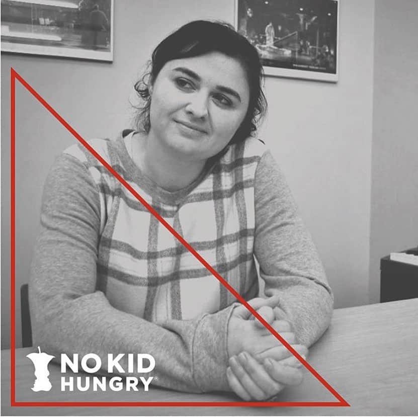アリソン・ピルさんのインスタグラム写真 - (アリソン・ピルInstagram)「Link in bio! I’m so excited to join @homeboundtheater to raise funds for @nokidhungry . I have the honour of doing a new (effing awesome) piece by @cajohnso90 . There will be more cool things with awesome folks like @thomas_sadoski @mingey @sarah_ruhl_  and a ton of others. So many kids are missing the meals they got at school, and @nokidhungry is working to fix that. And theatres are closed all over the country and us theatre rats are going crazy. So join us for a good cause! May 6!」4月29日 8時34分 - msalisonpill