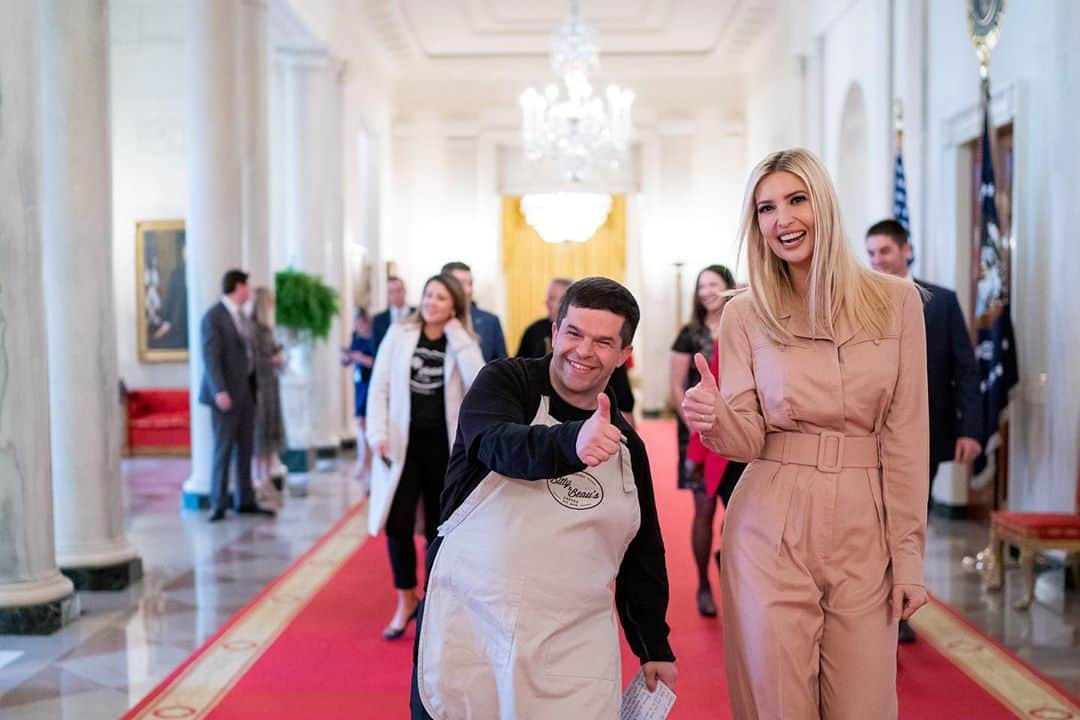 イヴァンカ・トランプさんのインスタグラム写真 - (イヴァンカ・トランプInstagram)「Meet Michael from Bitty and Beau’s Coffee. He absolutely stole the show today — he’s an inspiration as is his employer, small business owner Amy Wright!  Because of the Payment Protection Program, this unique 5 shop coffee chain was able to rehire their 120 employees, including Michael, and continue to brighten the days of each of their customers!」4月29日 8時46分 - ivankatrump