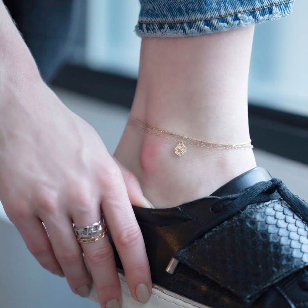 STAR JEWELRY Girlさんのインスタグラム写真 - (STAR JEWELRY GirlInstagram)「おしゃれは足元から！ メンズライクな装いに、華奢なアンクレットを取り入れてバランスを♪ ・ ・ ・ 《STAY HOME & SHOP ONLINE》 大切な人の命を守るため、自宅で過ごそう。 ご好評につきオンラインストアではW-POINTサービスを5/6まで期間延長。 送料無料サービスもスタート。 ・ ・ #anklet #アンクレット #coin #コイン #ring #リング #gold #ゴールド #silver #シルバー  #stayhome #おうち時間#stayhomeandshoponline  #jewelry #ジュエリー #スタージュエリーガール #STARJEWELRYGirl  #lumine #ルミネ #ヒカリエ」4月29日 8時48分 - star_jewelry_girl